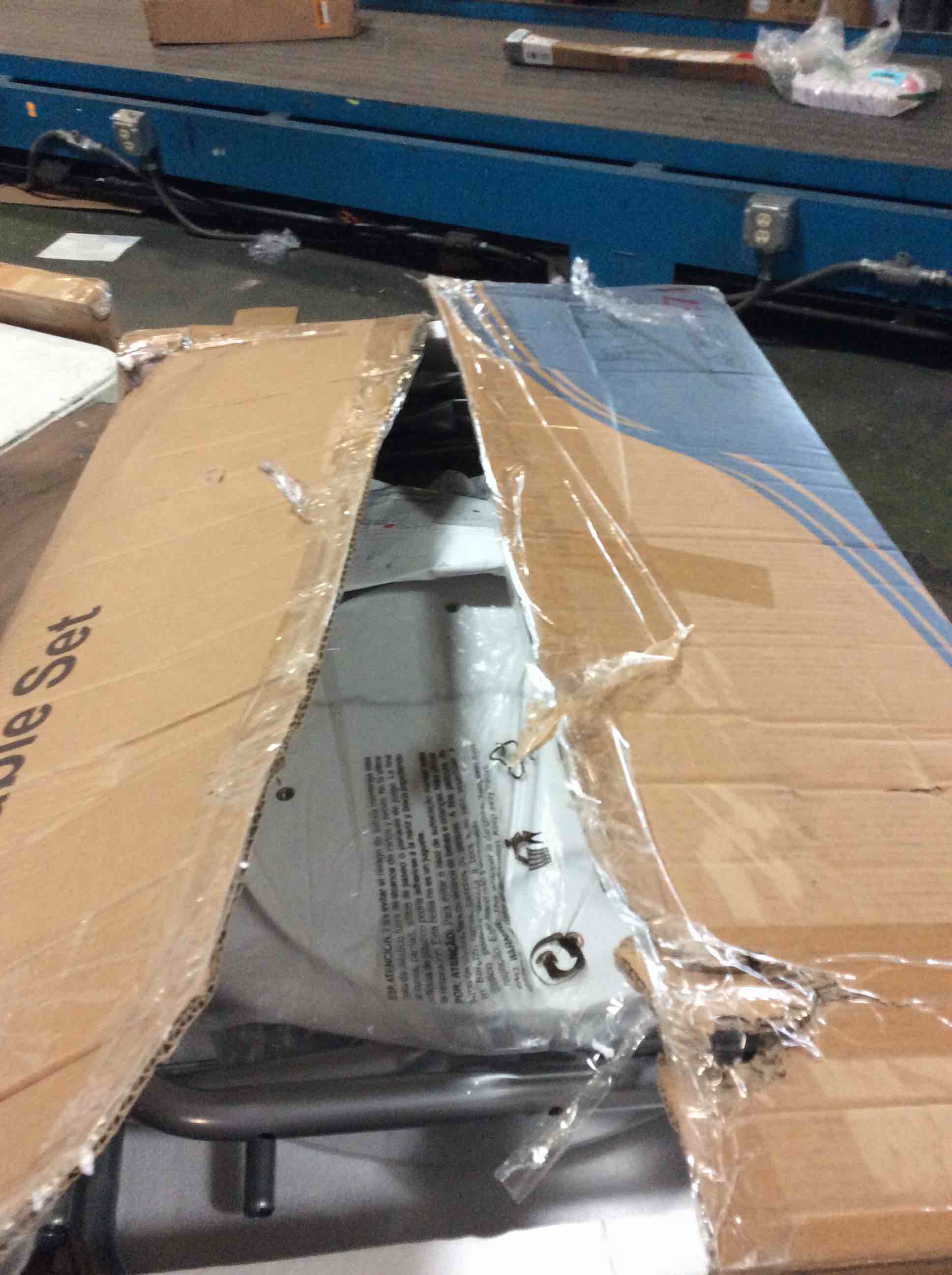 https://s3.amazonaws.com/lotting-images-prod/bidfta/BLU5516186_1698066187094.jpeg