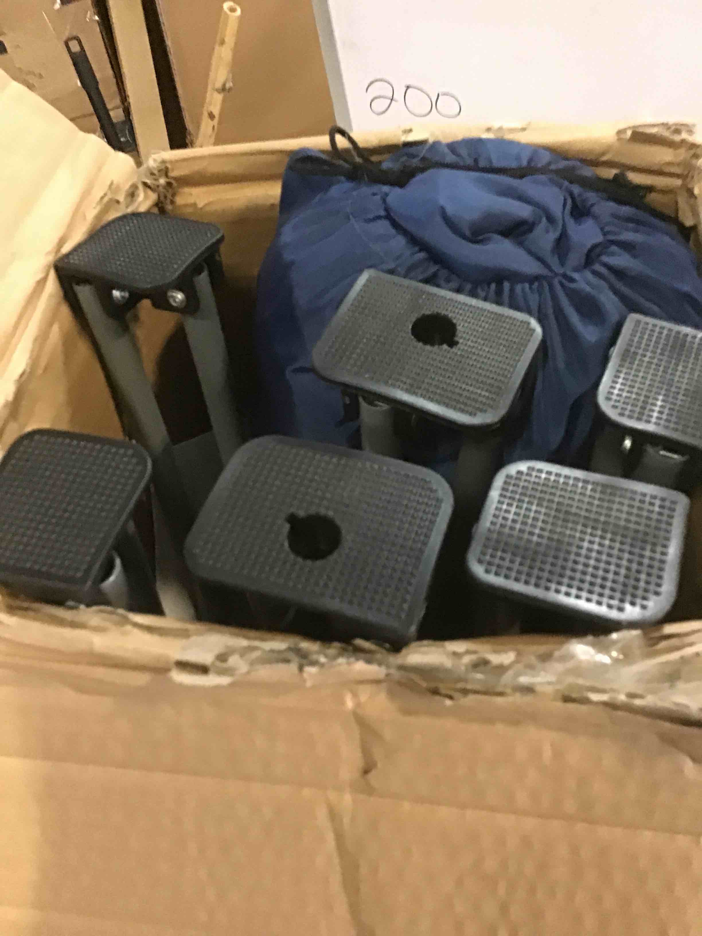 https://s3.amazonaws.com/lotting-images-prod/bidfta/BLU5516996_1698431324272.jpeg