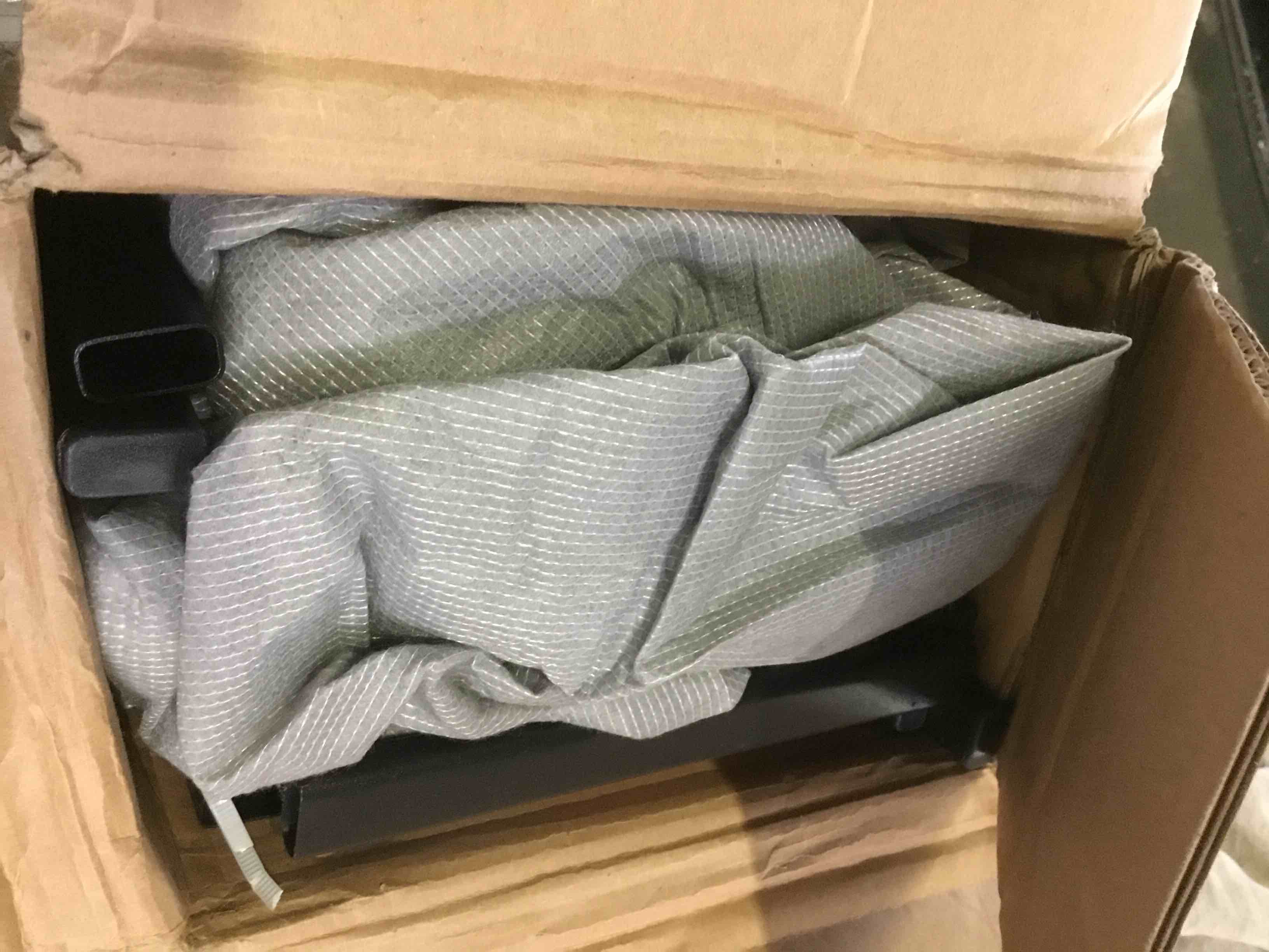 https://s3.amazonaws.com/lotting-images-prod/bidfta/BLU5517404_1698853542904.jpeg
