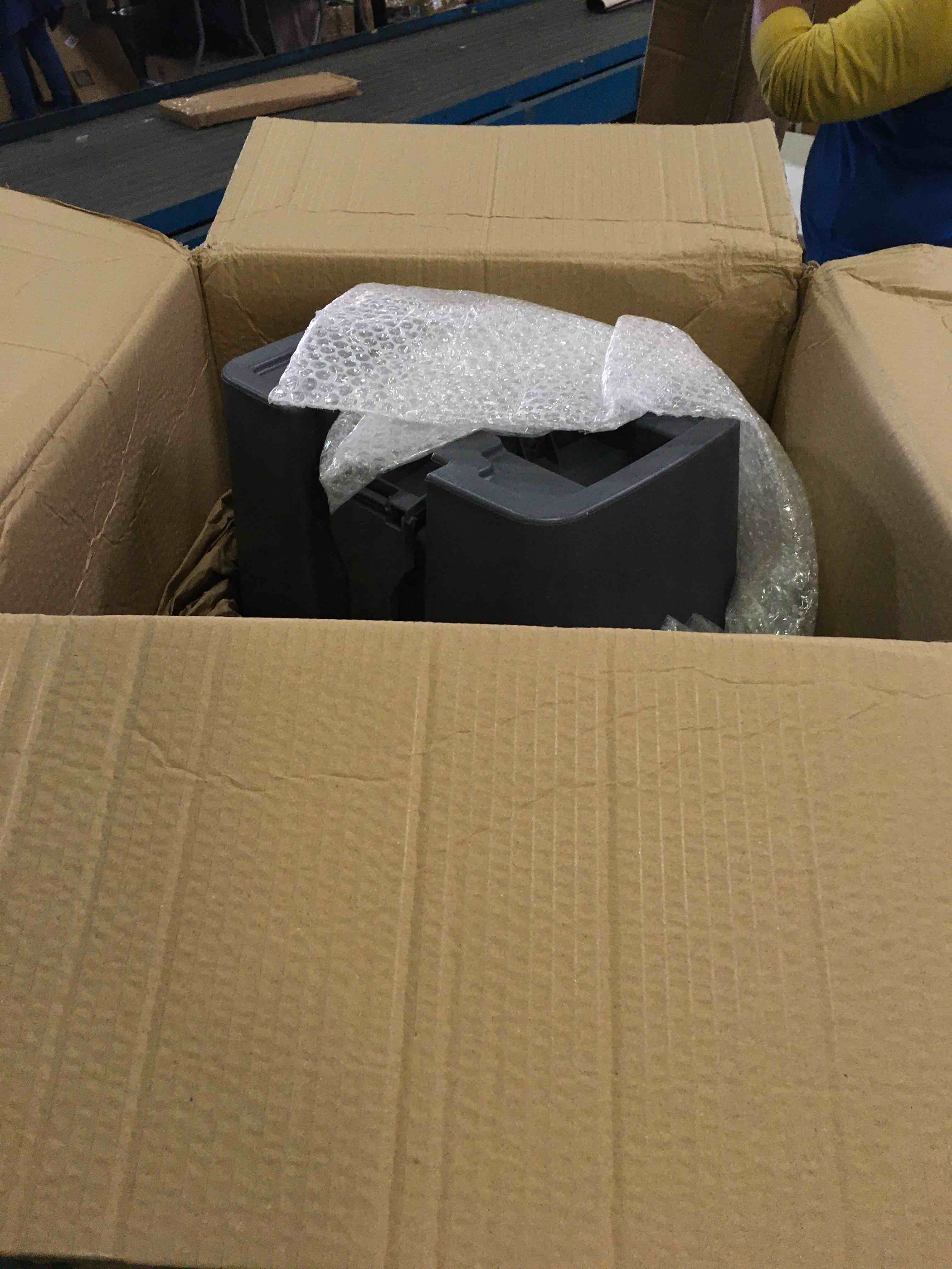 https://s3.amazonaws.com/lotting-images-prod/bidfta/BLU5520859_1698341898668.jpeg