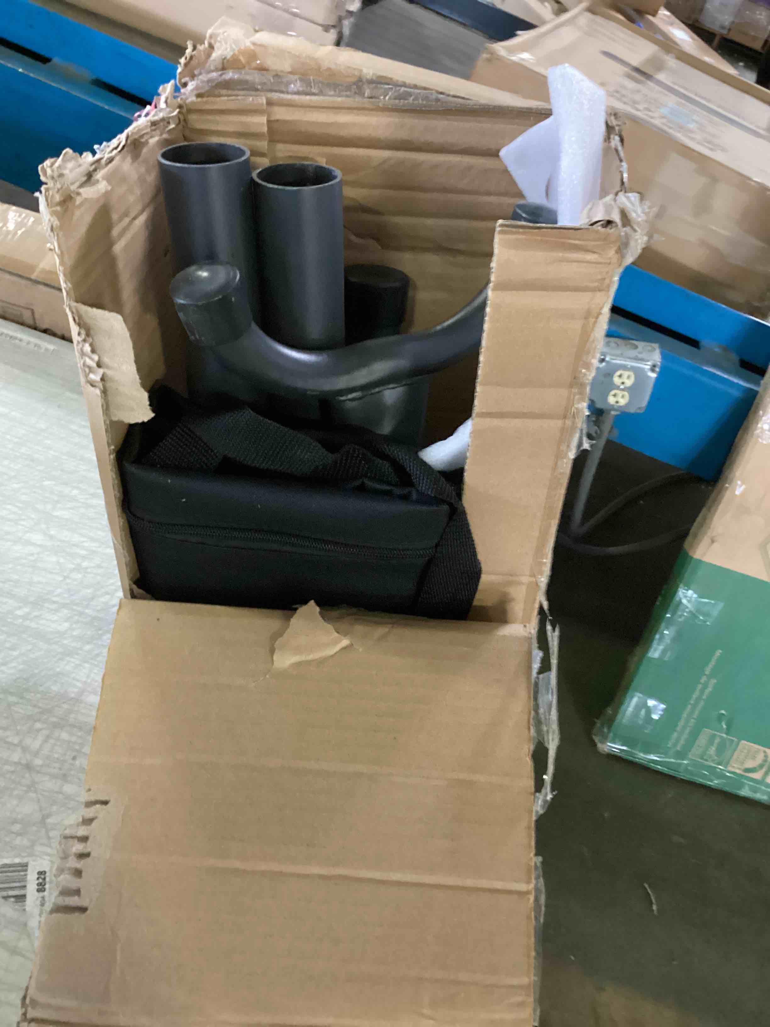 https://s3.amazonaws.com/lotting-images-prod/bidfta/BLU5526011_1699555972639.jpeg