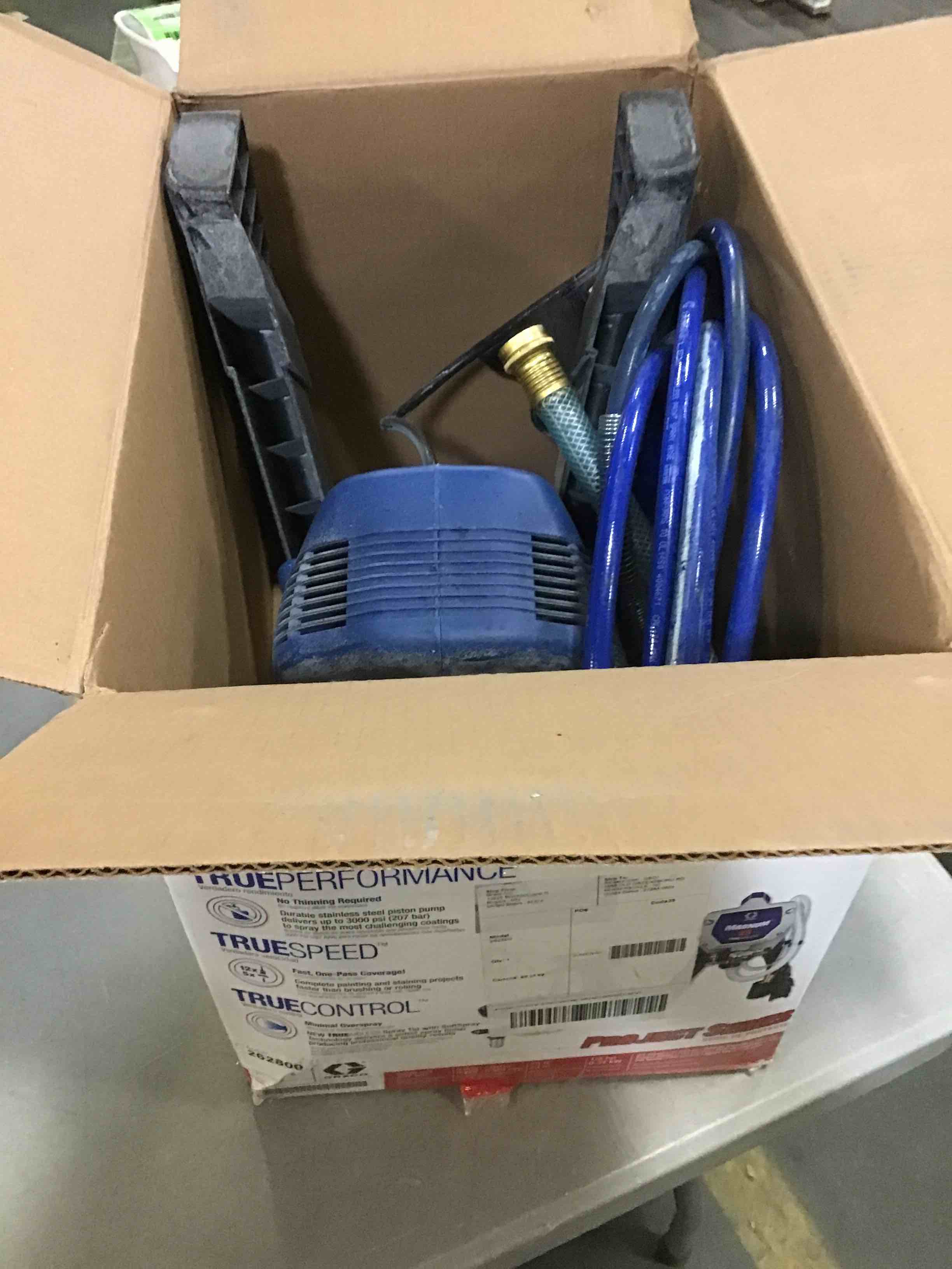 https://s3.amazonaws.com/lotting-images-prod/bidfta/BLU5528571_1702304173237.jpeg