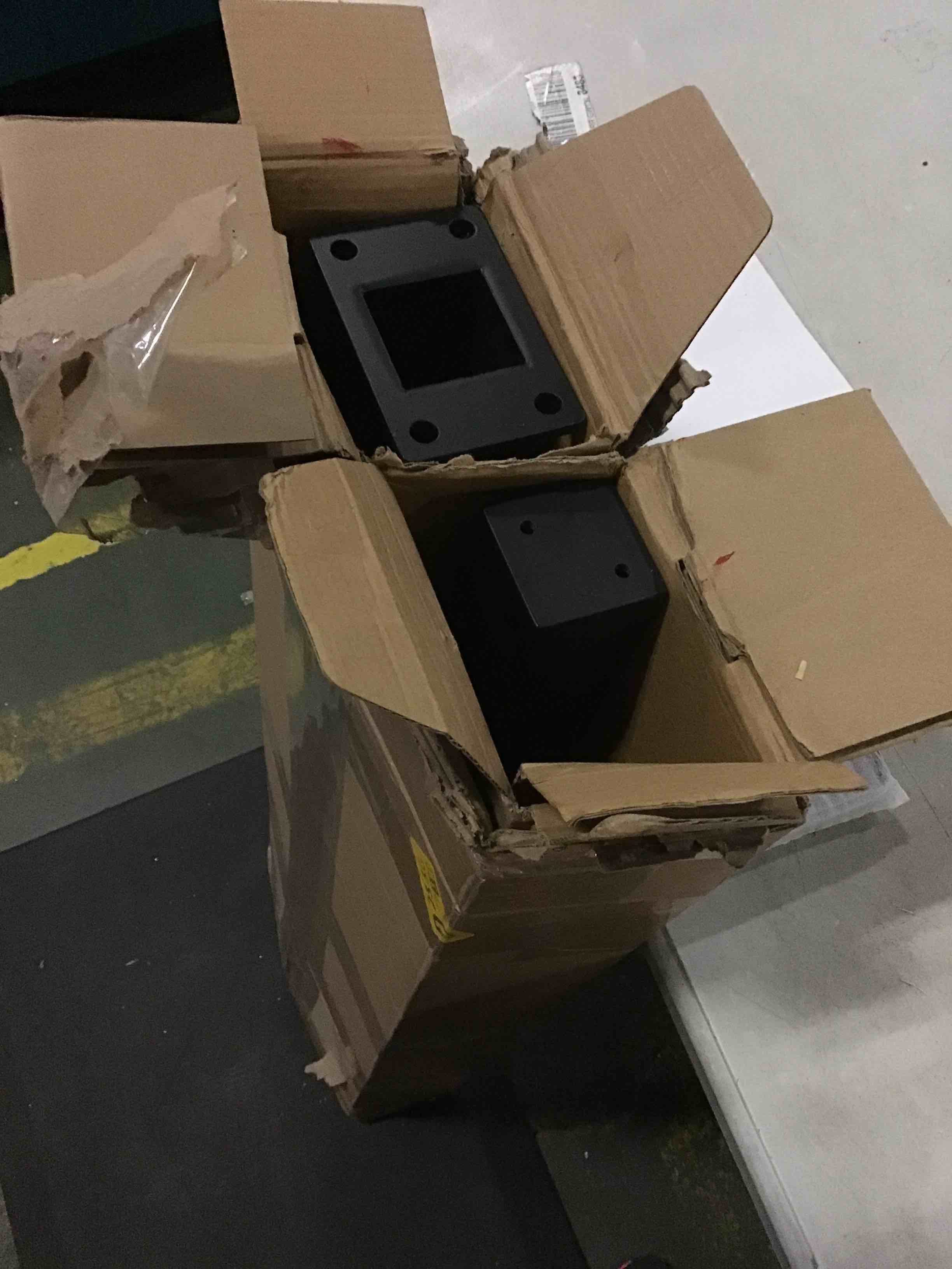 https://s3.amazonaws.com/lotting-images-prod/bidfta/BLU5529209_1702557182704.jpeg