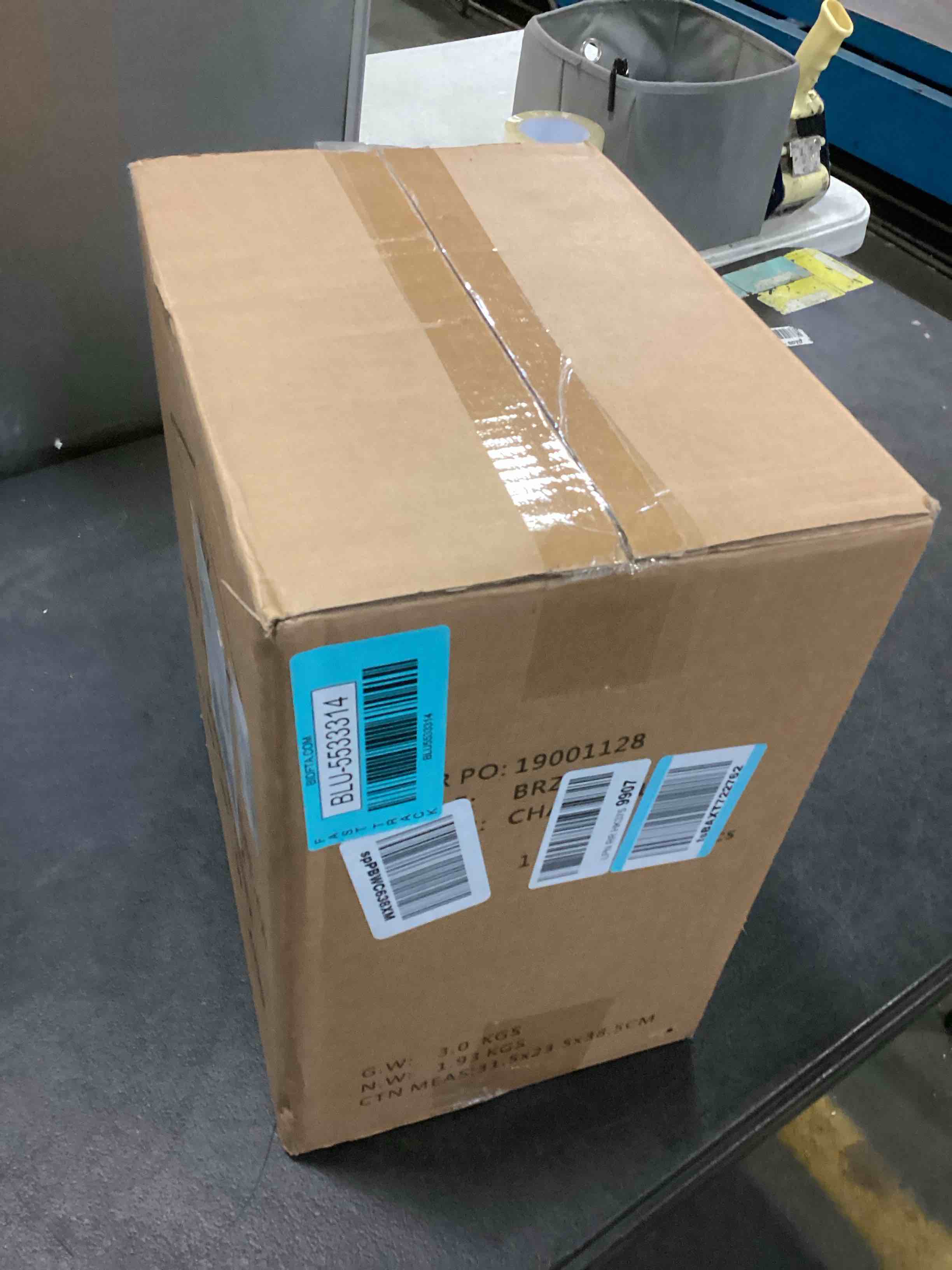 https://s3.amazonaws.com/lotting-images-prod/bidfta/BLU5533314_1702386359619.jpeg