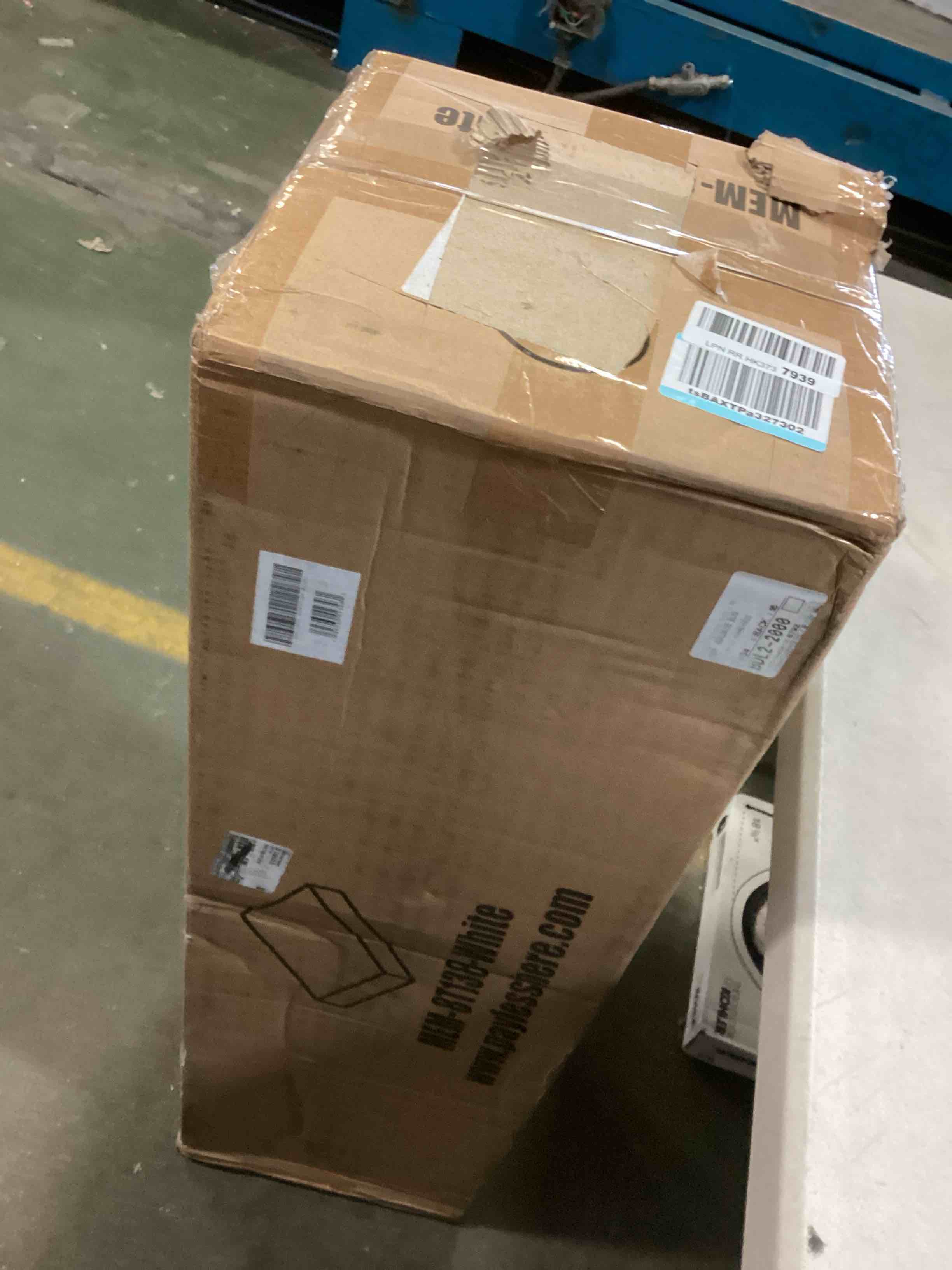 https://s3.amazonaws.com/lotting-images-prod/bidfta/BLU5533543_1702494236899.jpeg