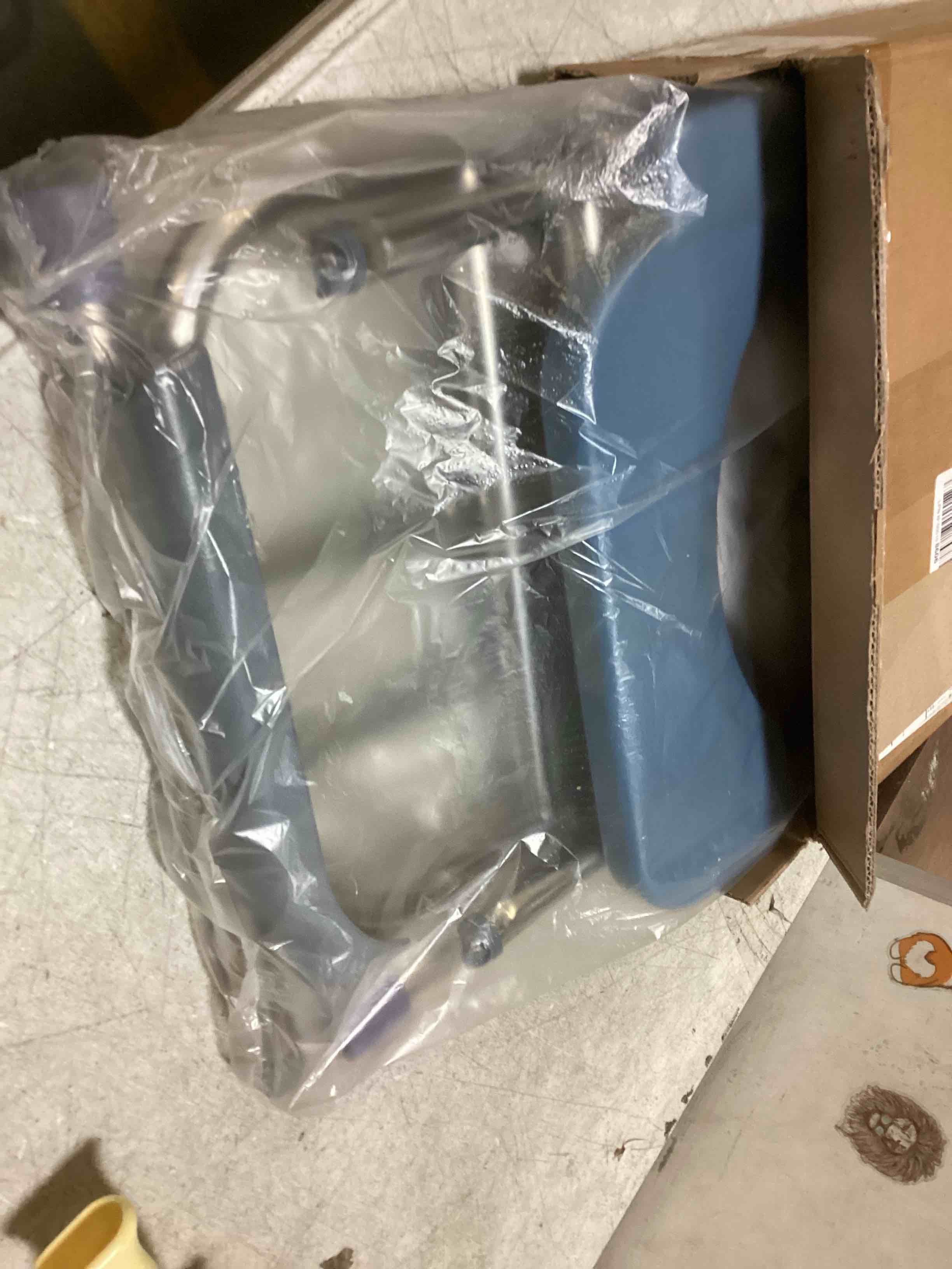 https://s3.amazonaws.com/lotting-images-prod/bidfta/BLU5533883_1702643272026.jpeg