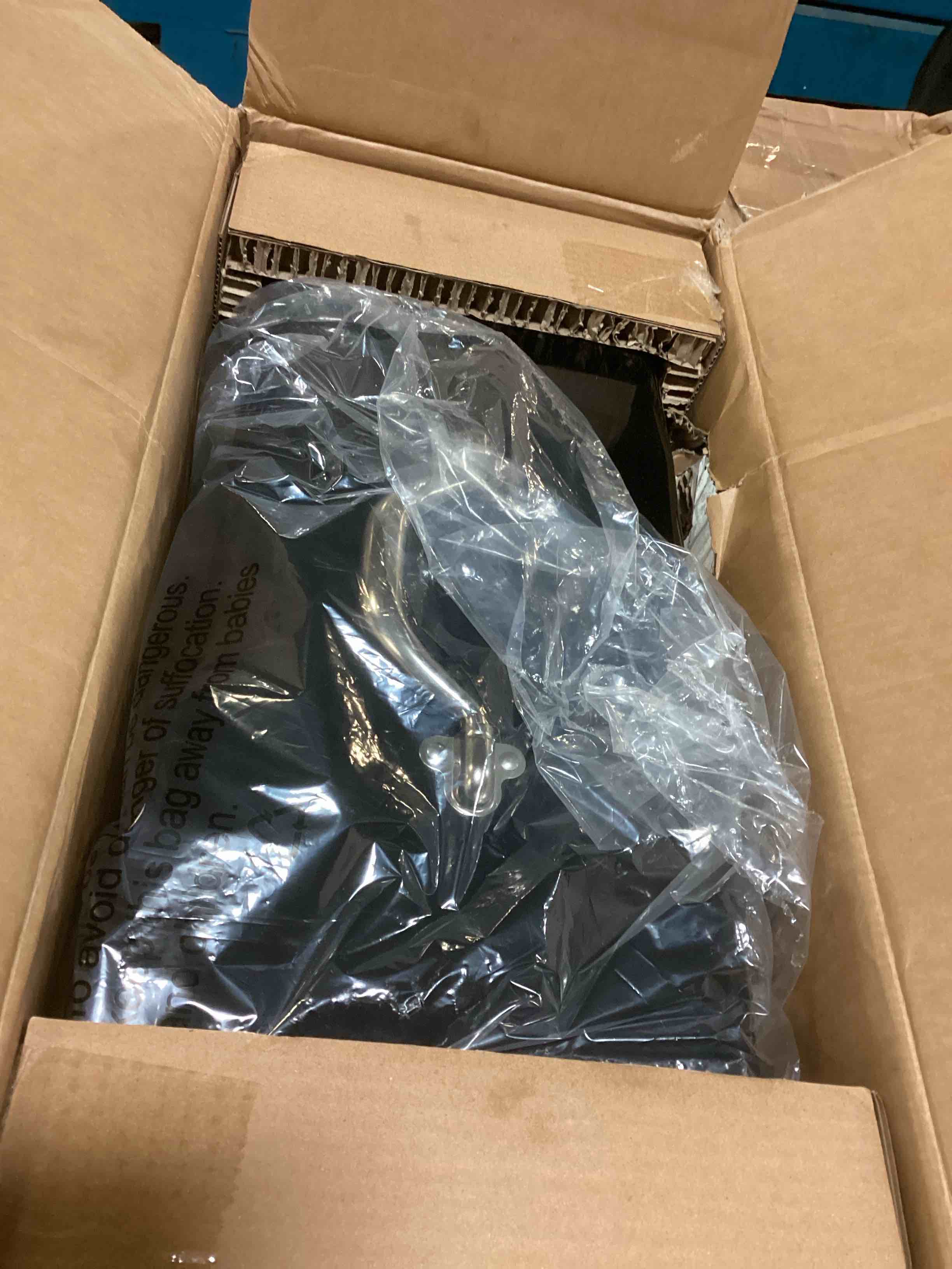 https://s3.amazonaws.com/lotting-images-prod/bidfta/BLU5533918_1702646329432.jpeg