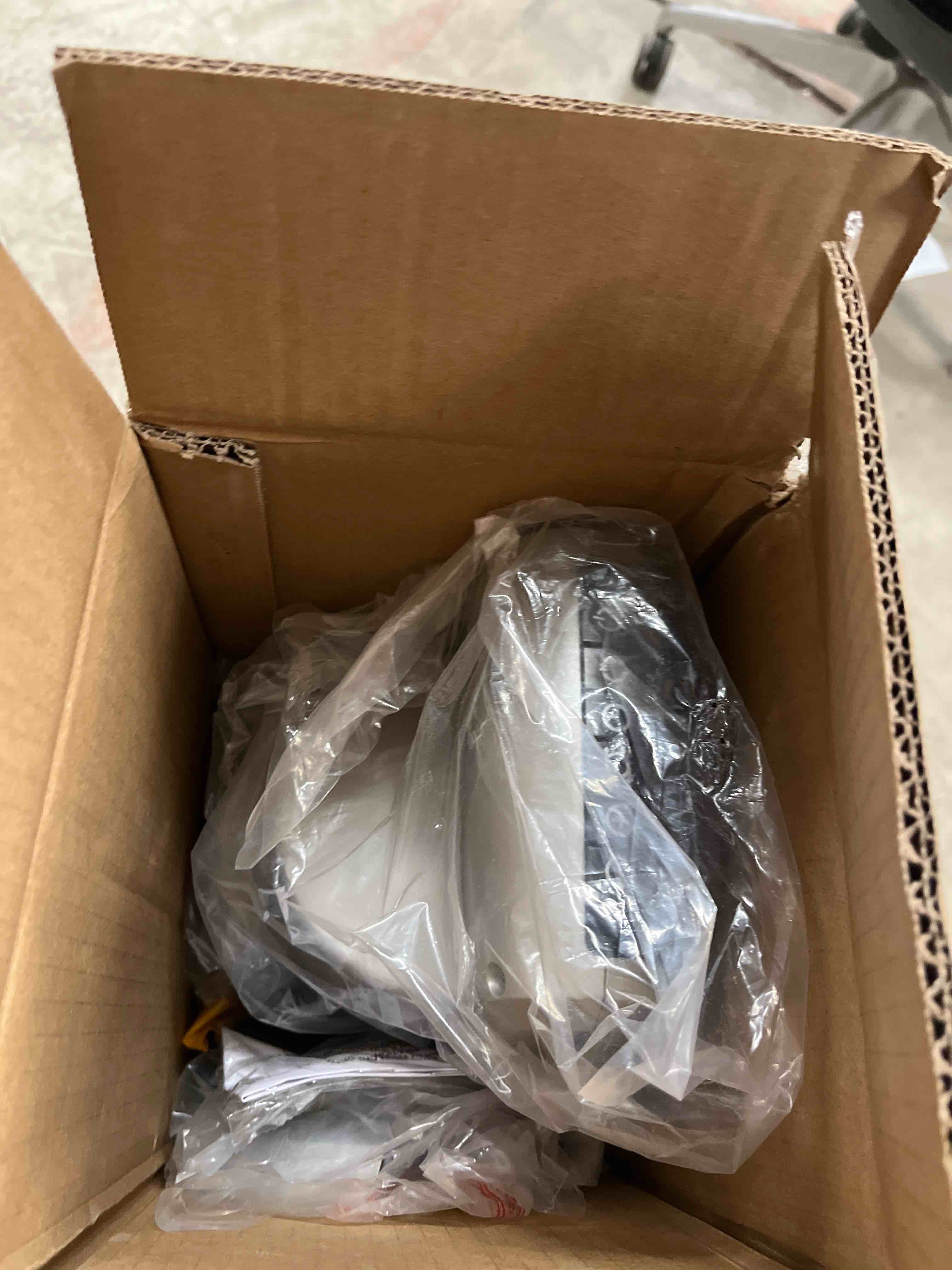 https://s3.amazonaws.com/lotting-images-prod/bidfta/BLU5535688_1705342052141.jpeg