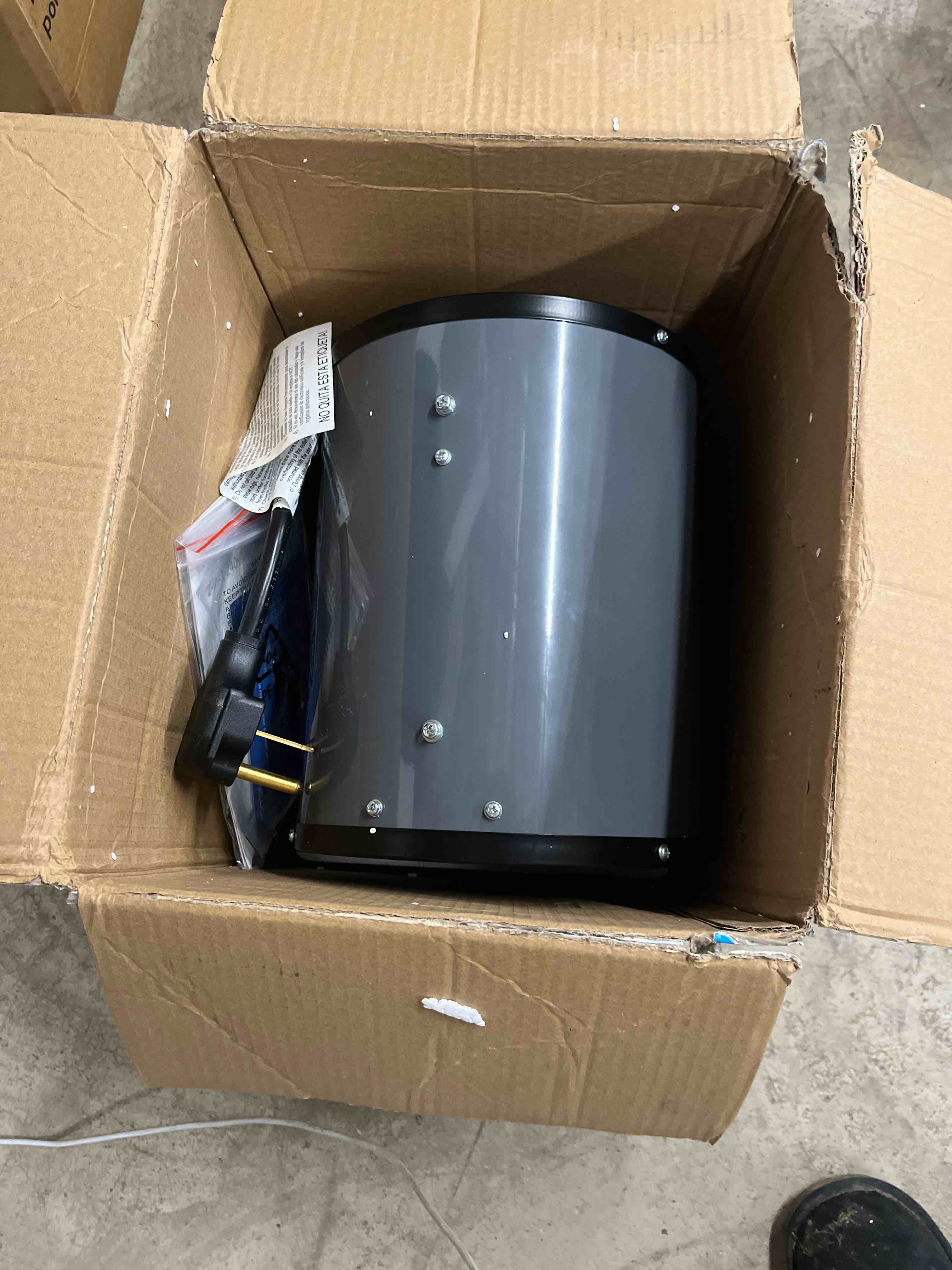 https://s3.amazonaws.com/lotting-images-prod/bidfta/BLU5535690_1705339637969.jpeg