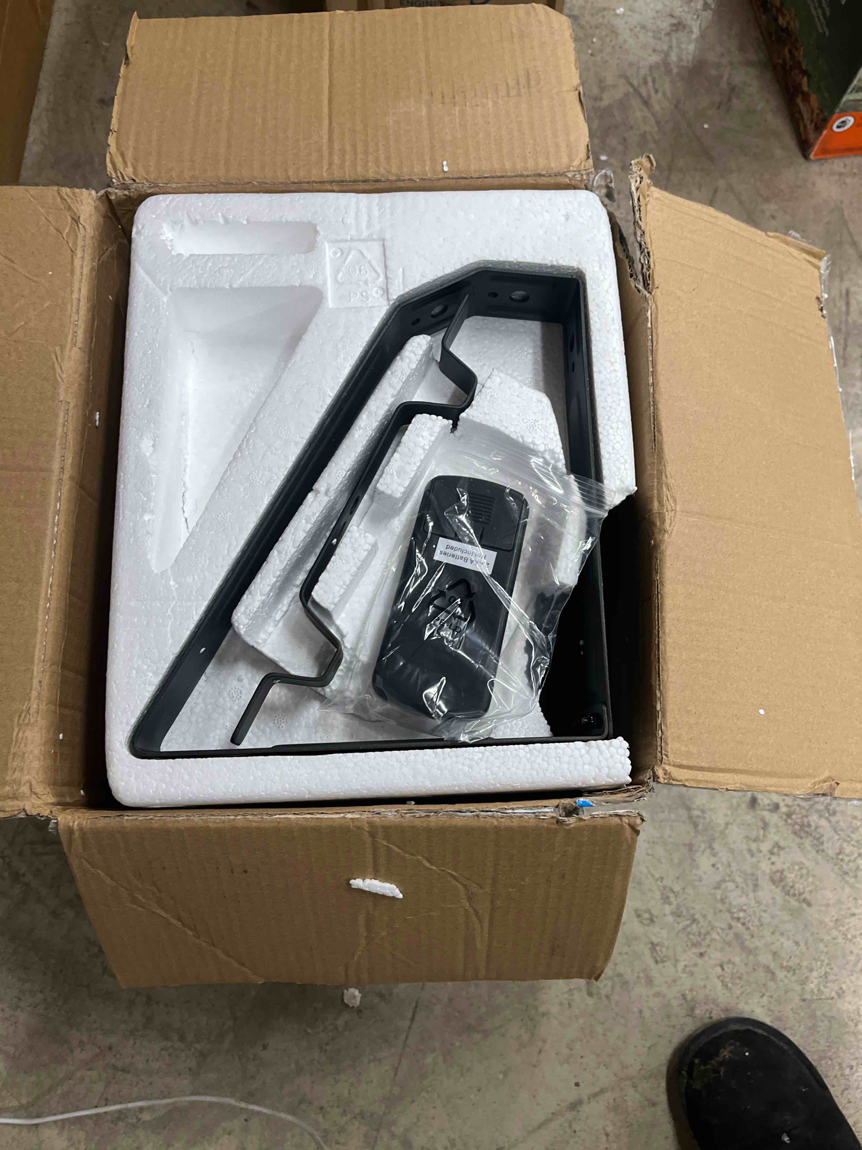 https://s3.amazonaws.com/lotting-images-prod/bidfta/BLU5535690_1705339640888.jpeg