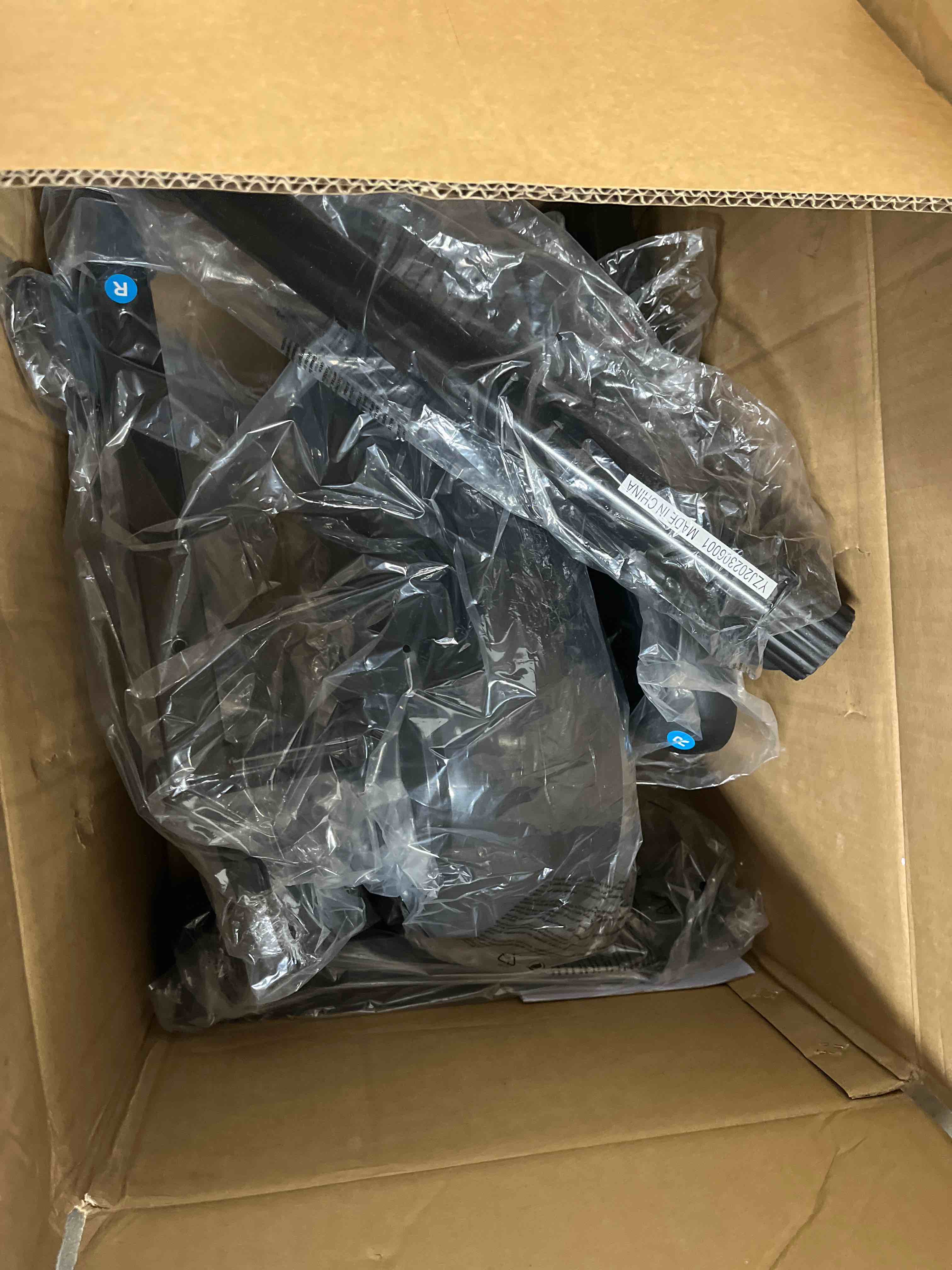 https://s3.amazonaws.com/lotting-images-prod/bidfta/BLU5535692_1705339843648.jpeg