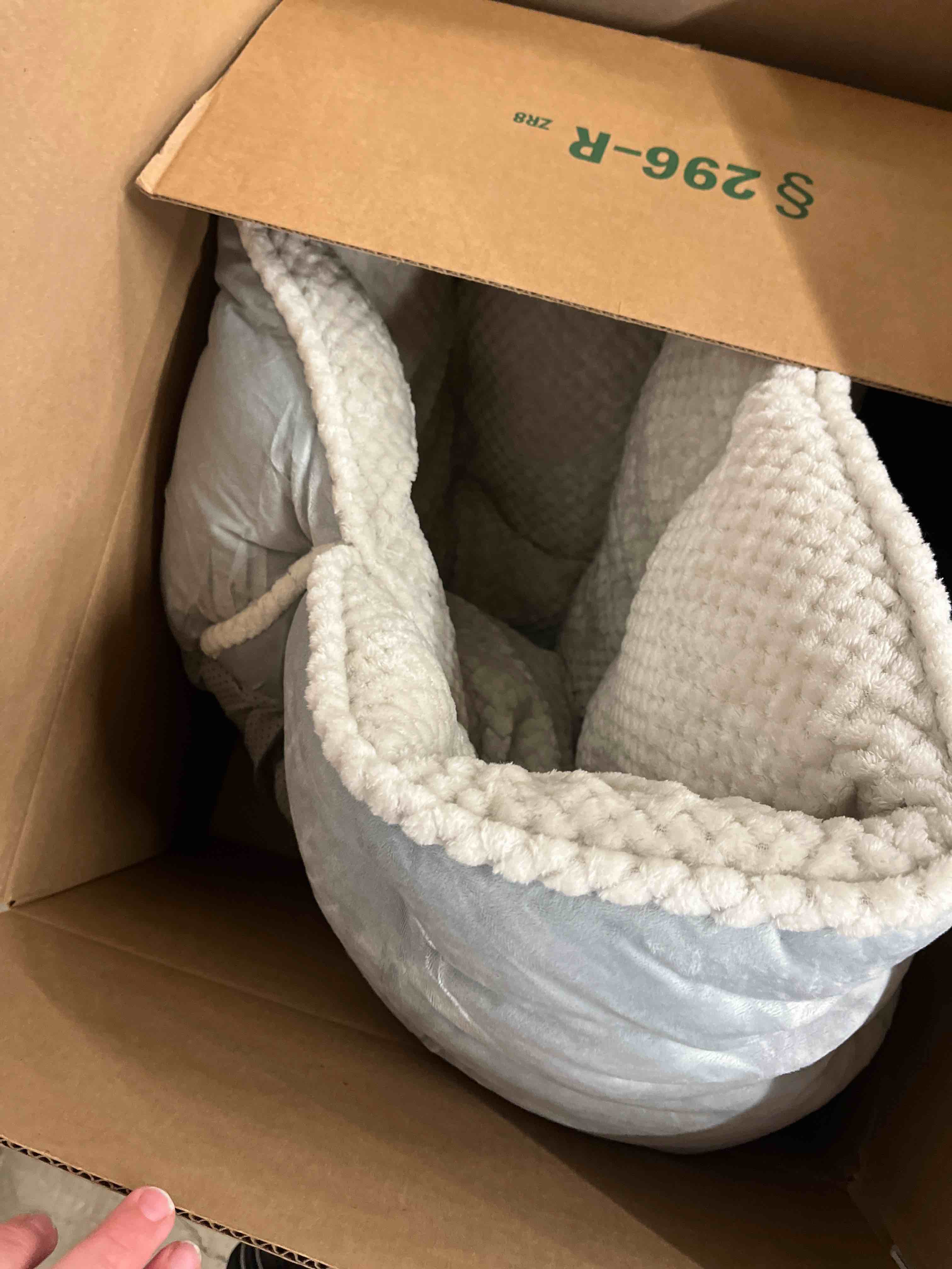 https://s3.amazonaws.com/lotting-images-prod/bidfta/BLU5535701_1705340379809.jpeg