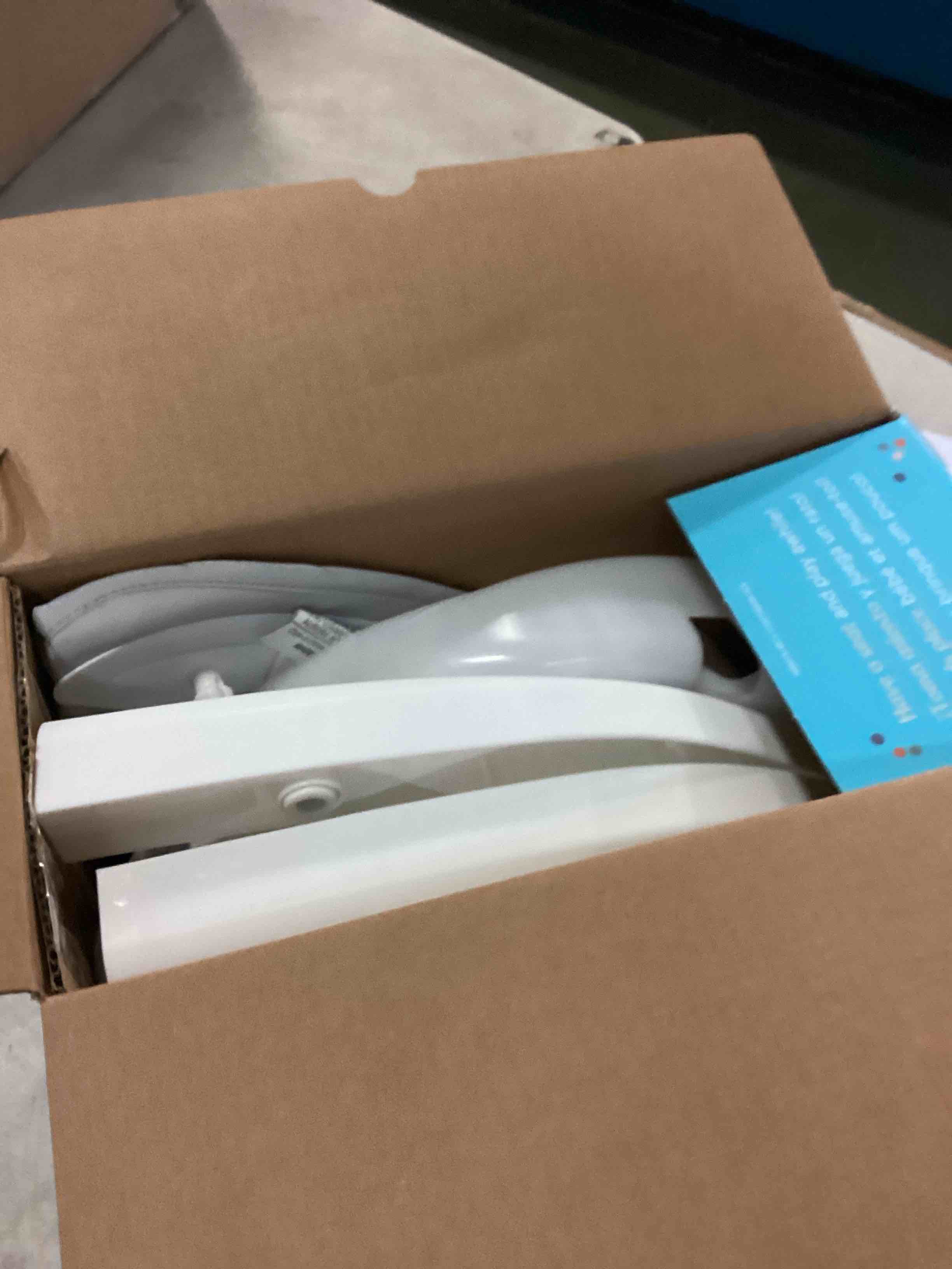 https://s3.amazonaws.com/lotting-images-prod/bidfta/BLU5539013_1702913004112.jpeg