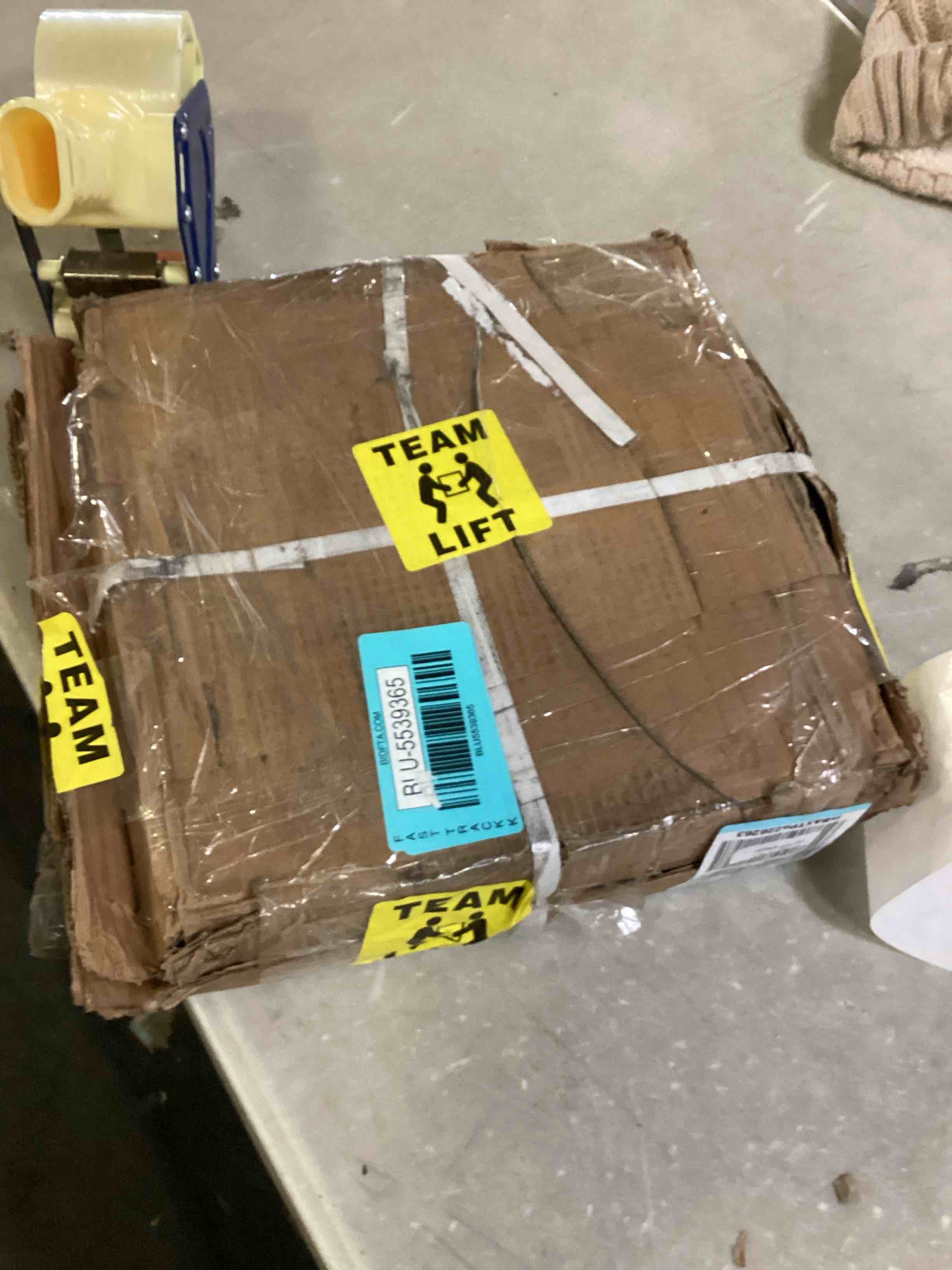 https://s3.amazonaws.com/lotting-images-prod/bidfta/BLU5539365_1703018930950.jpeg