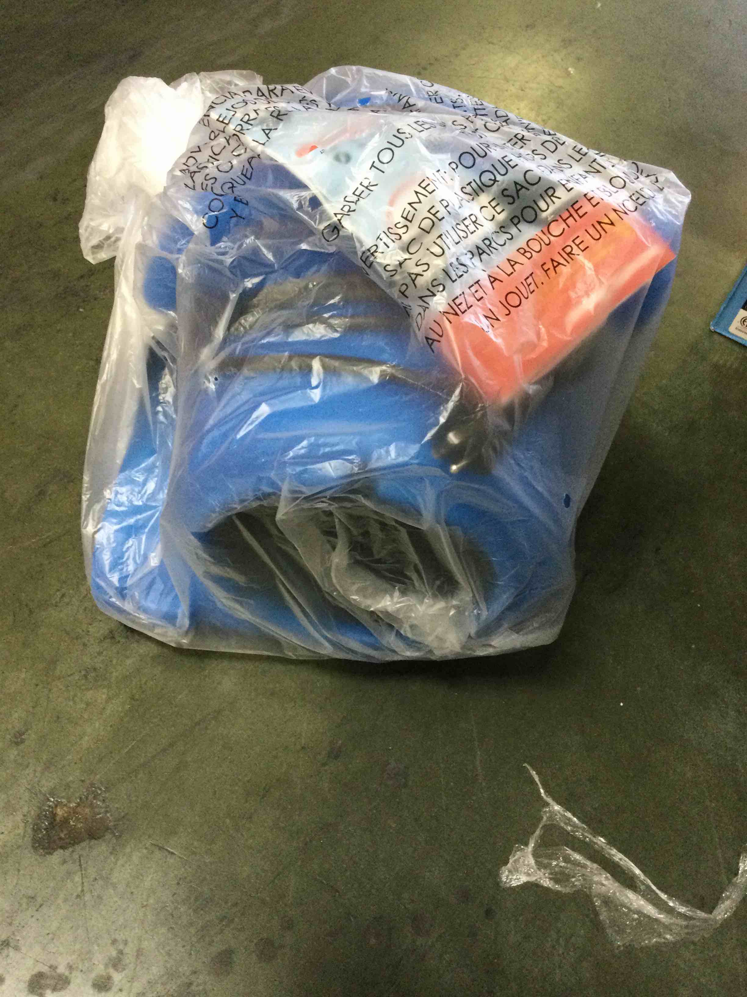 https://s3.amazonaws.com/lotting-images-prod/bidfta/BLU5552373_1697038411179.jpeg