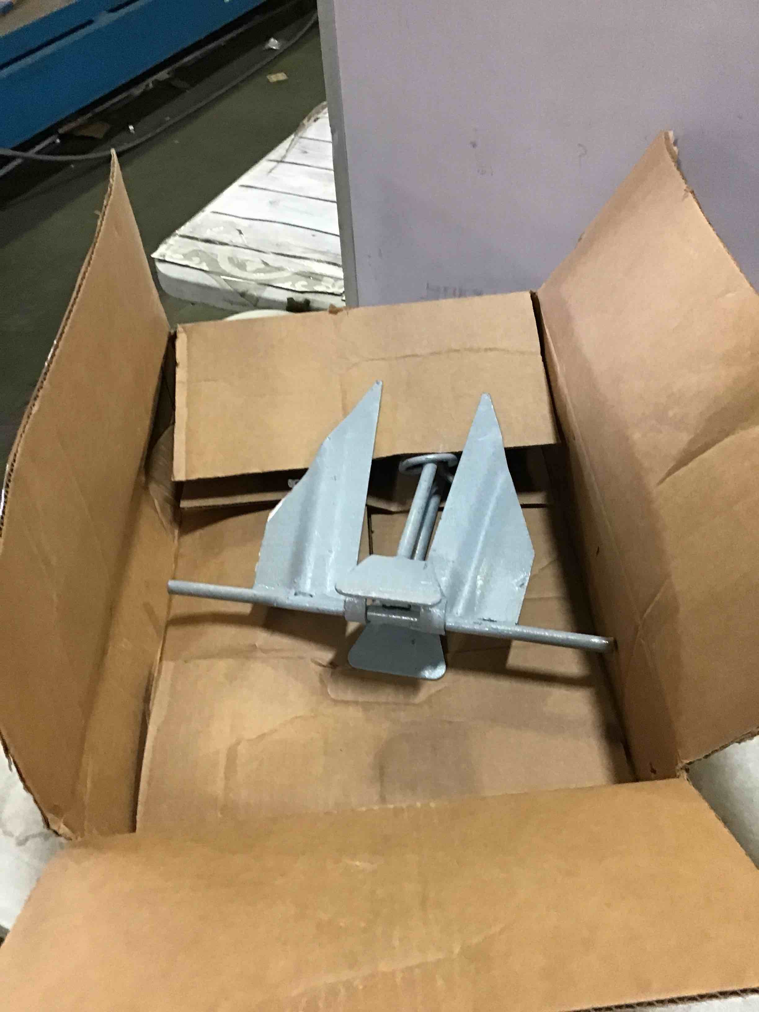 https://s3.amazonaws.com/lotting-images-prod/bidfta/BLU5555256_1696439805955.jpeg