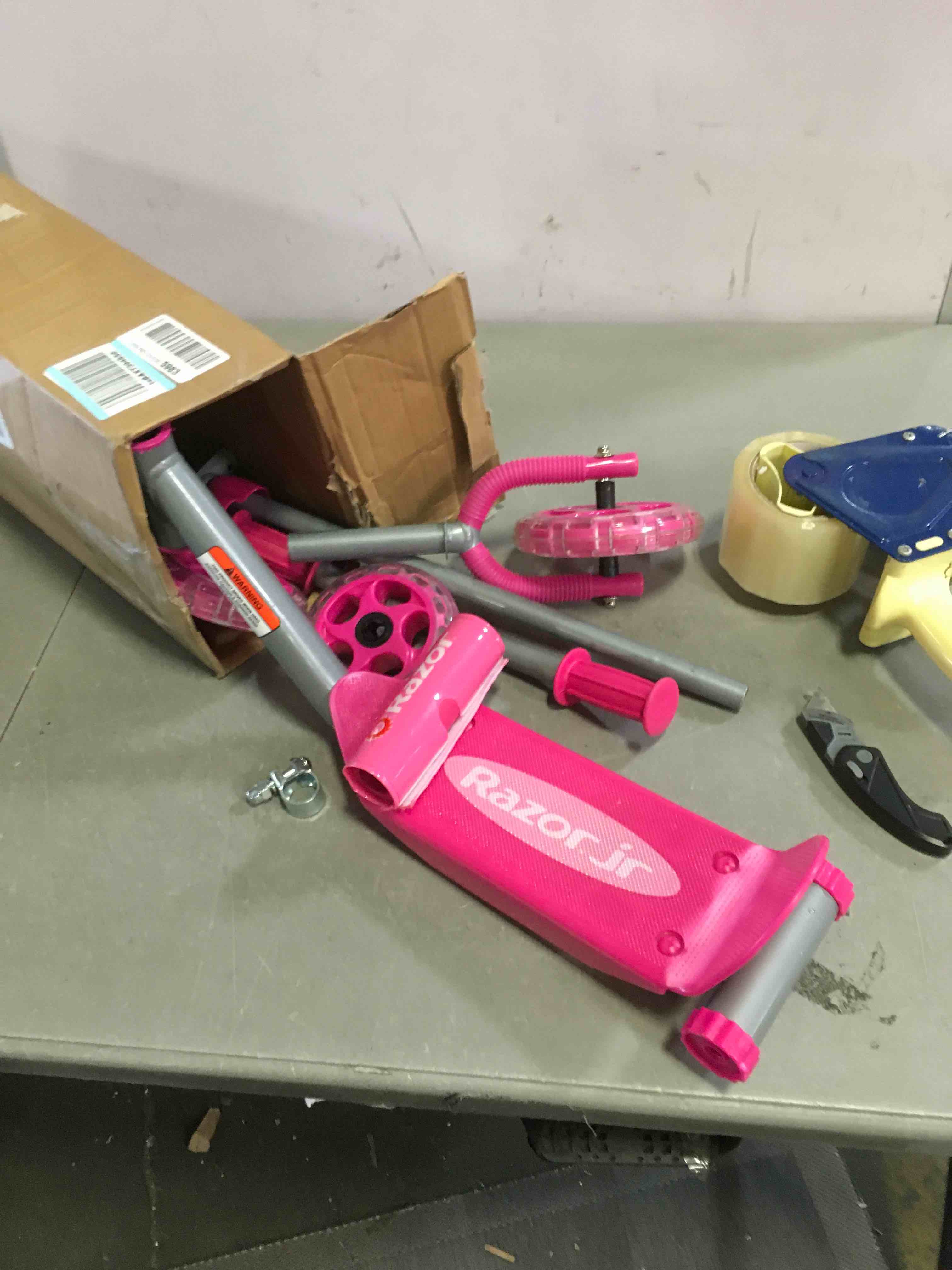 https://s3.amazonaws.com/lotting-images-prod/bidfta/BLU5558028_1696615682773.jpeg