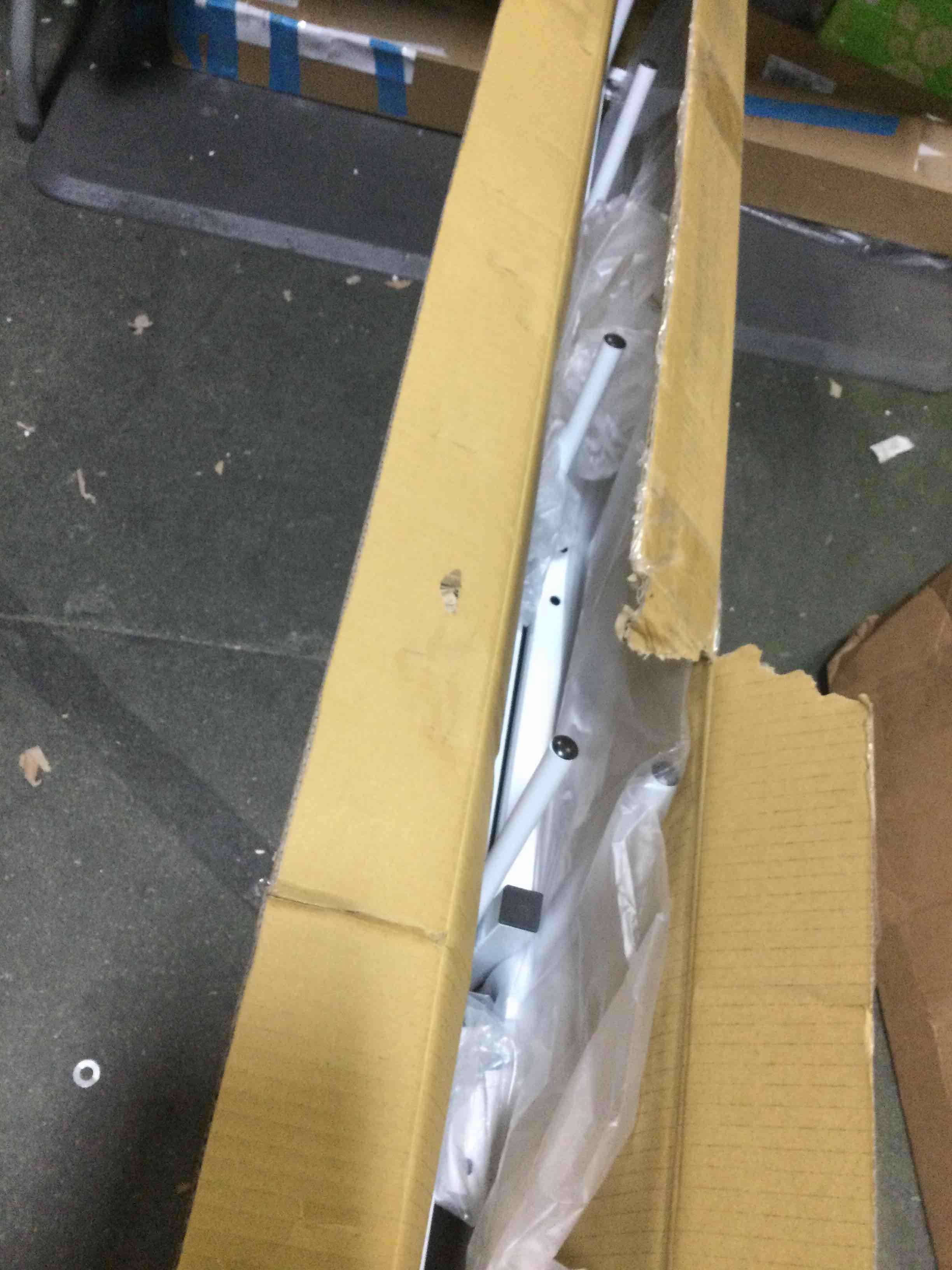 https://s3.amazonaws.com/lotting-images-prod/bidfta/BLU5563087_1699537928850.jpeg