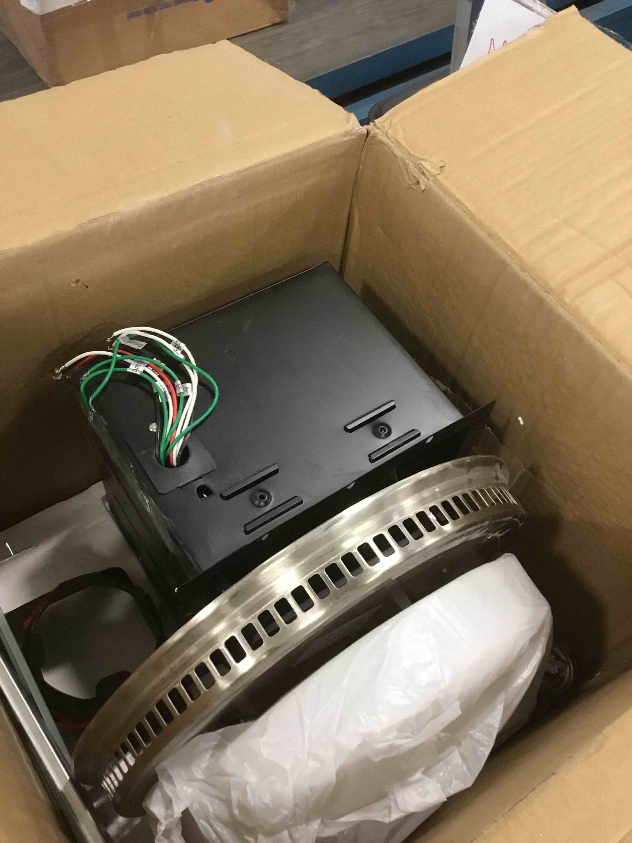 https://s3.amazonaws.com/lotting-images-prod/bidfta/BLU5565047_1704311547555.jpeg