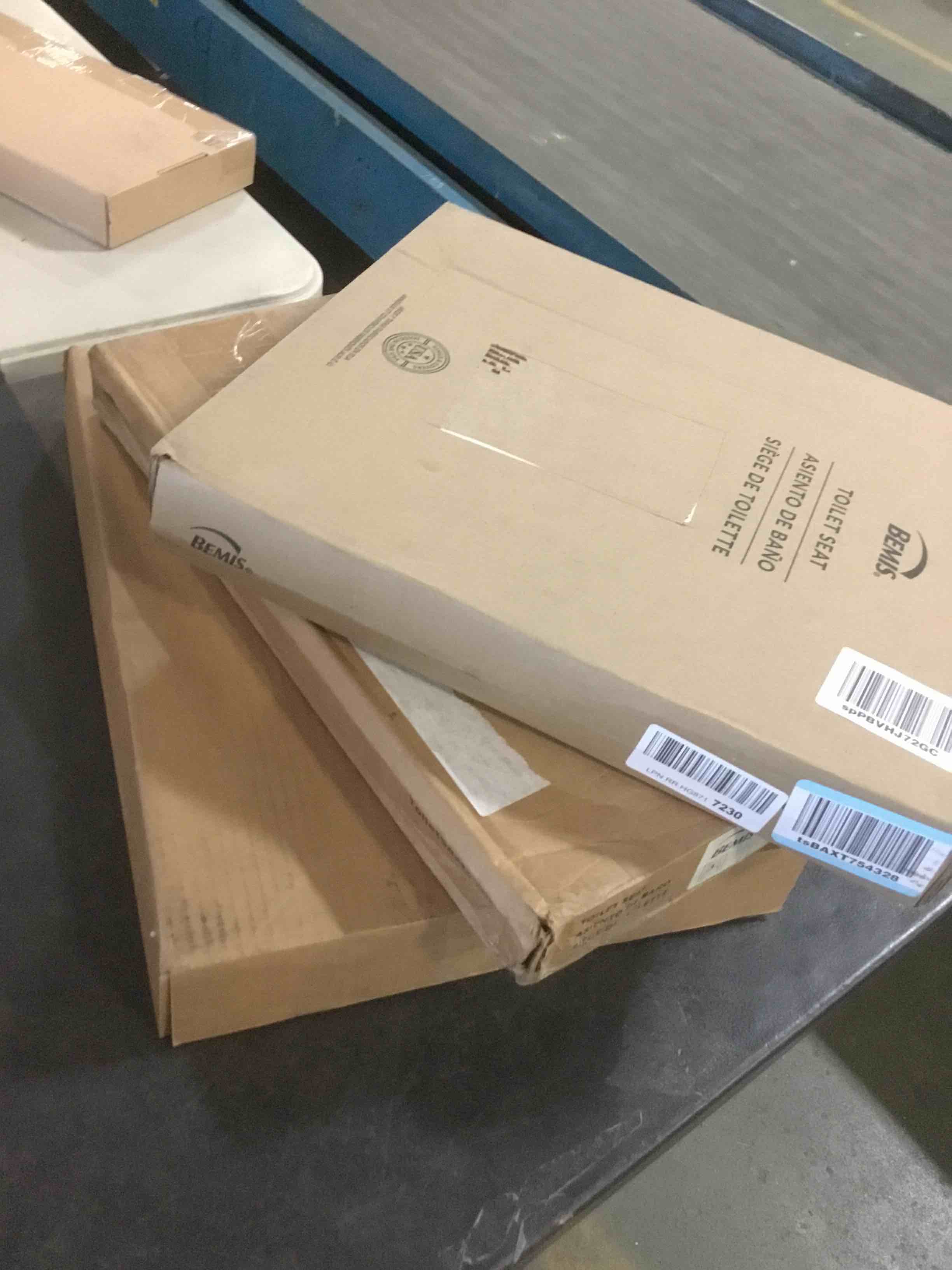 https://s3.amazonaws.com/lotting-images-prod/bidfta/BLU5566425_1703095956149.jpeg
