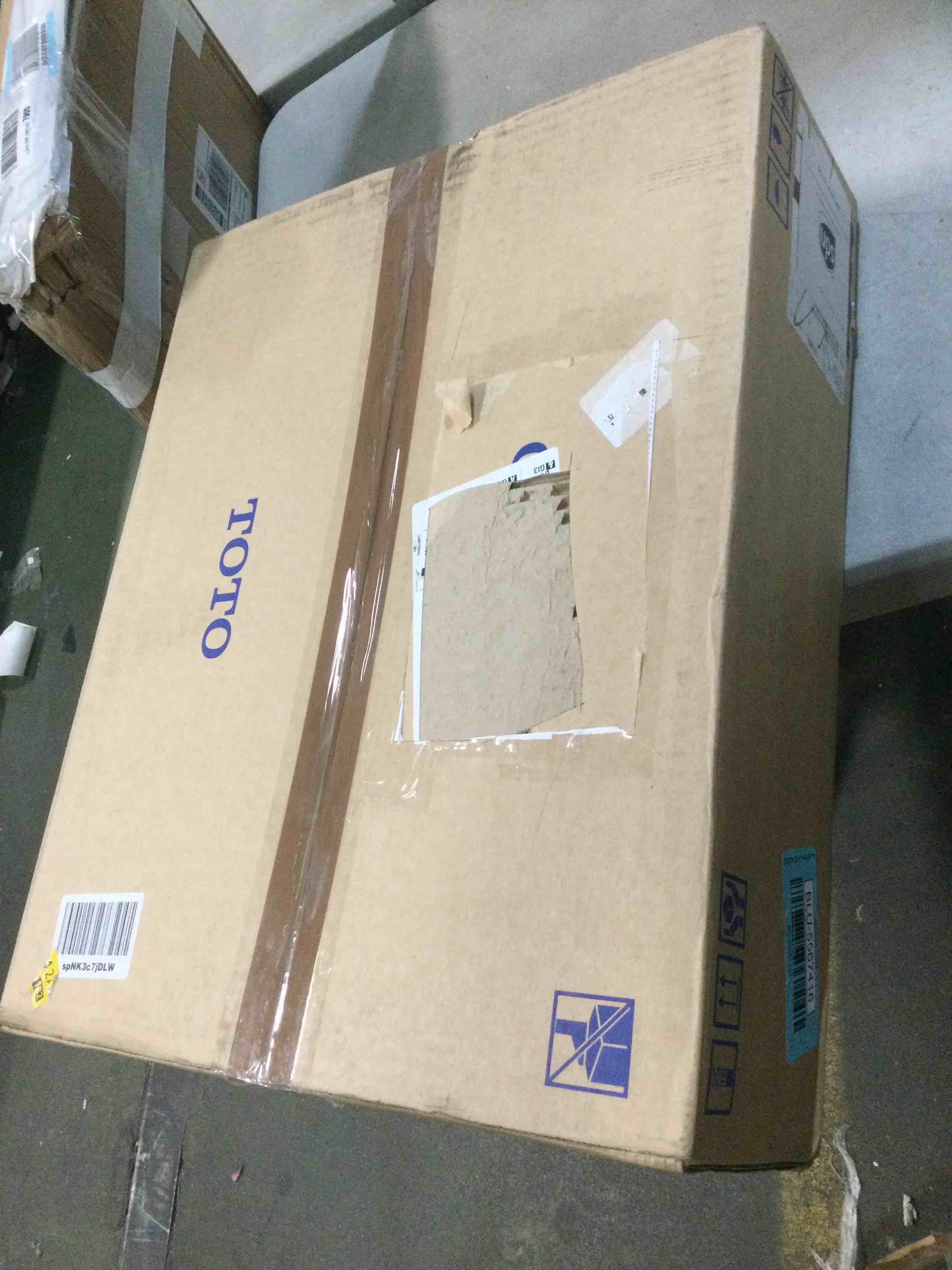 https://s3.amazonaws.com/lotting-images-prod/bidfta/BLU5567416_1703345040111.jpeg