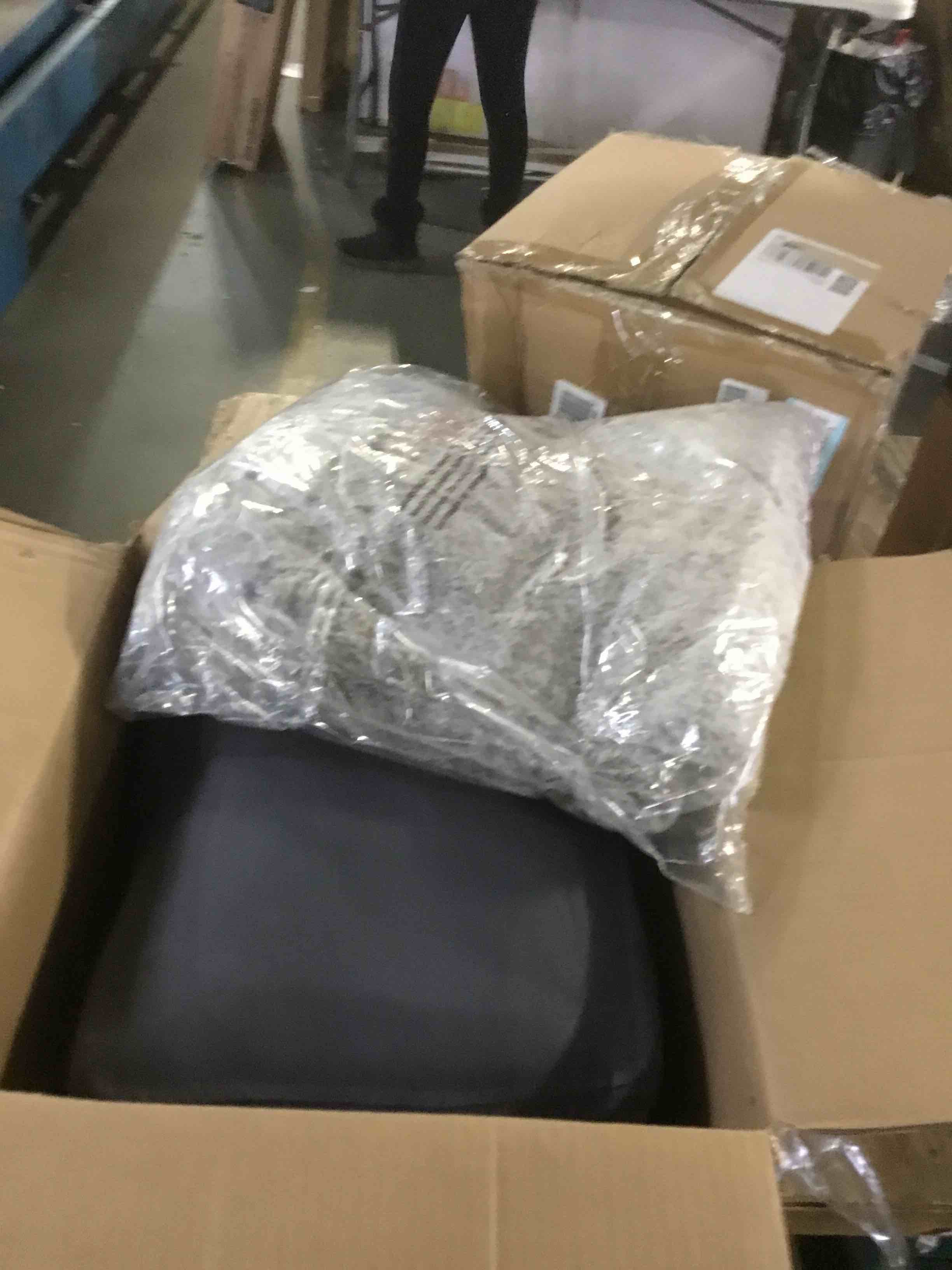 https://s3.amazonaws.com/lotting-images-prod/bidfta/BLU5568475_1702914985544.jpeg