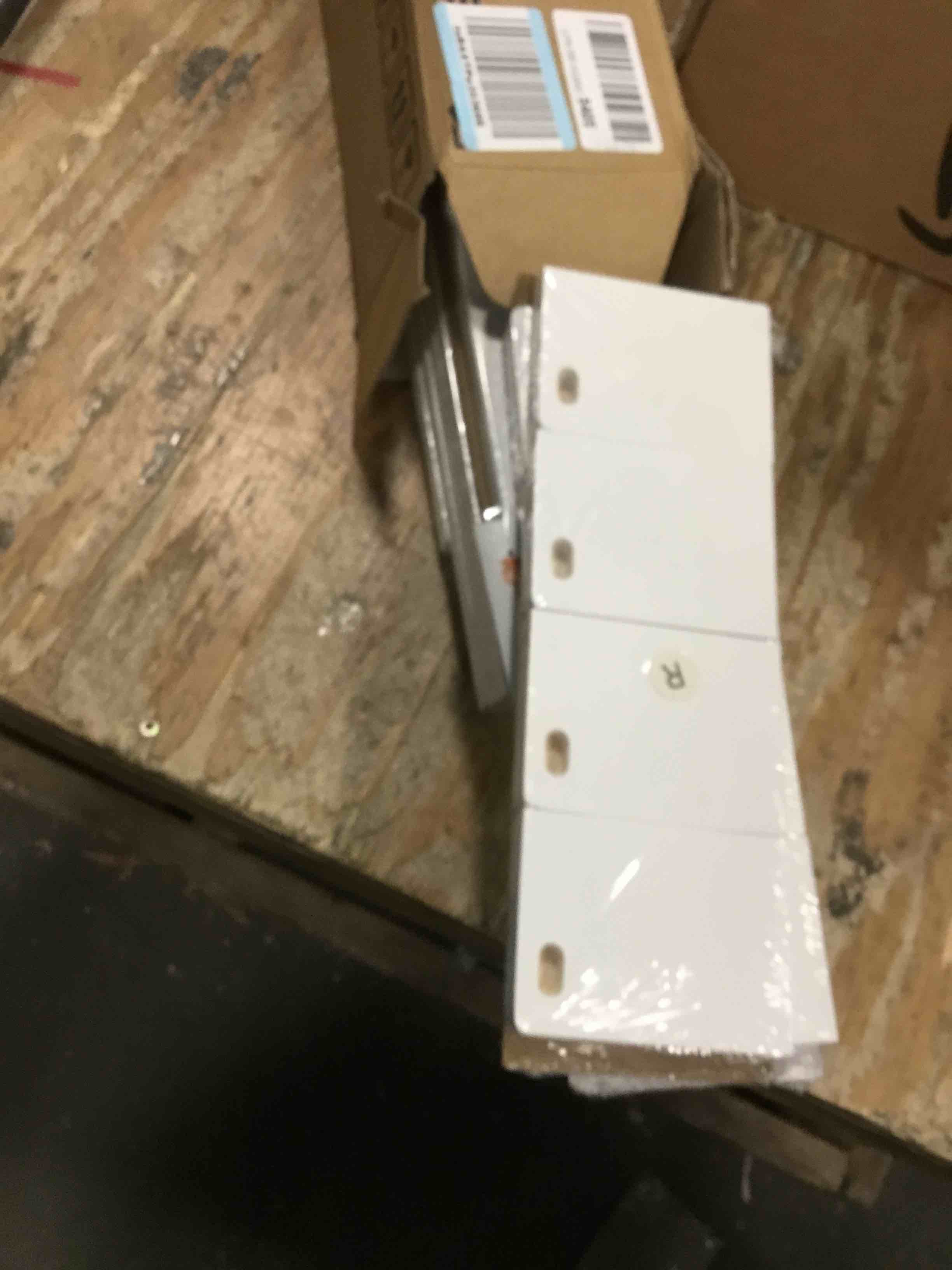 https://s3.amazonaws.com/lotting-images-prod/bidfta/BLU5569911_1703790591232.jpeg