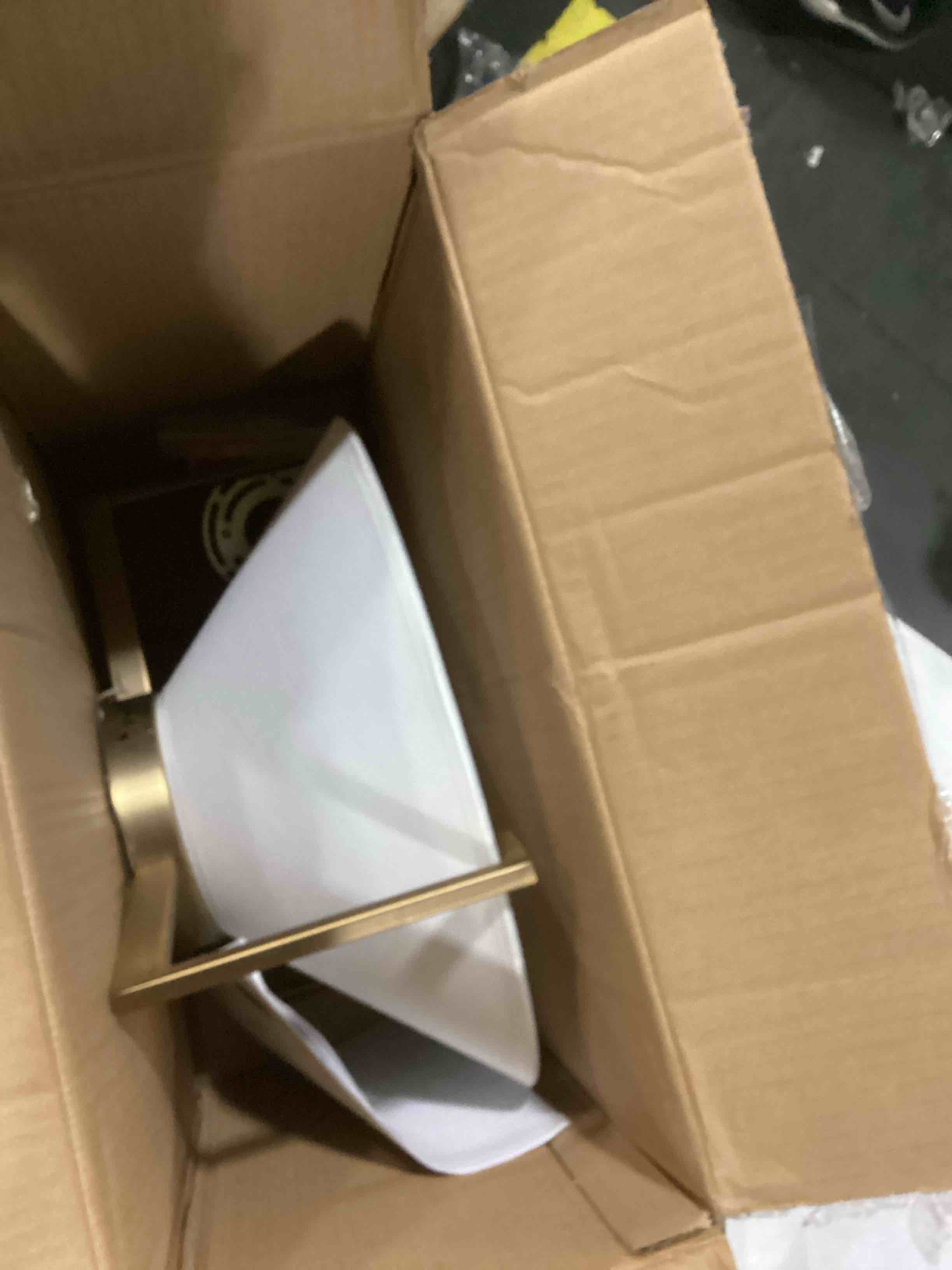 https://s3.amazonaws.com/lotting-images-prod/bidfta/BLU5581388_1728064105703.jpeg