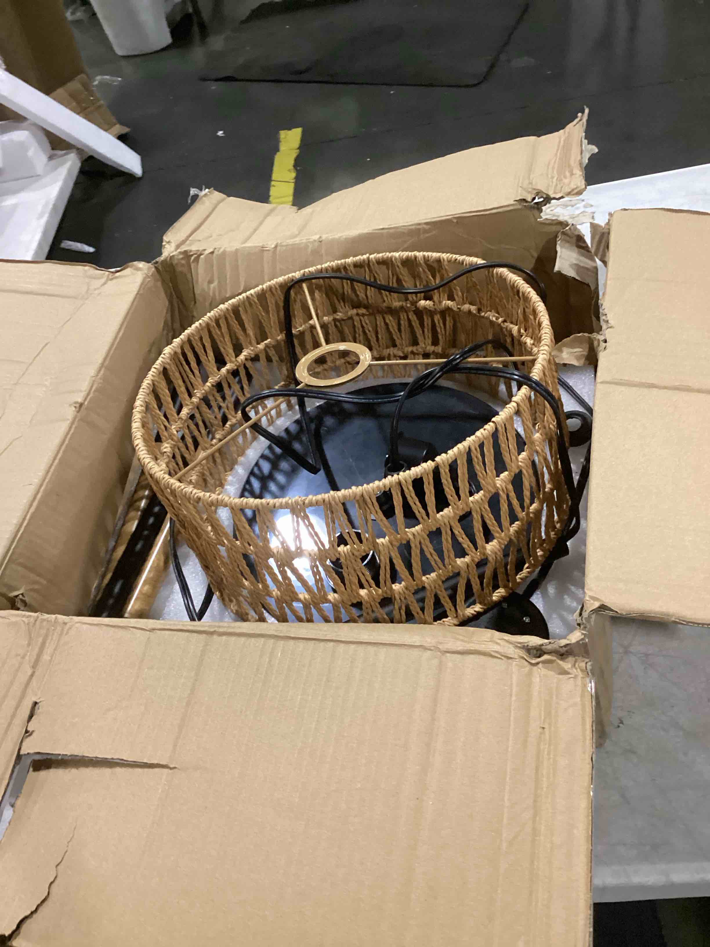 https://s3.amazonaws.com/lotting-images-prod/bidfta/BLU5581629_1728564093065.jpeg