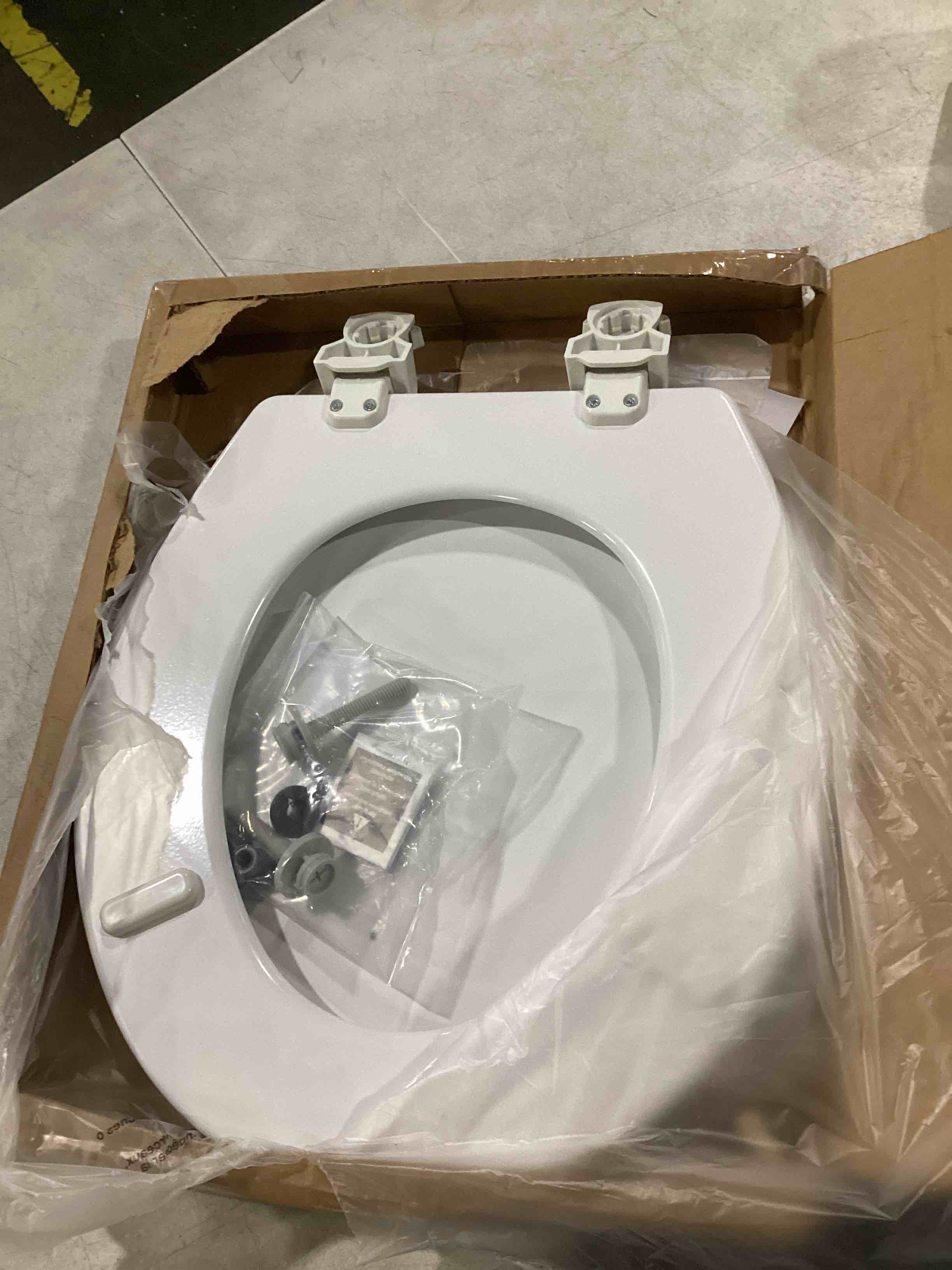 https://s3.amazonaws.com/lotting-images-prod/bidfta/BLU5581801_1728671594490.jpeg