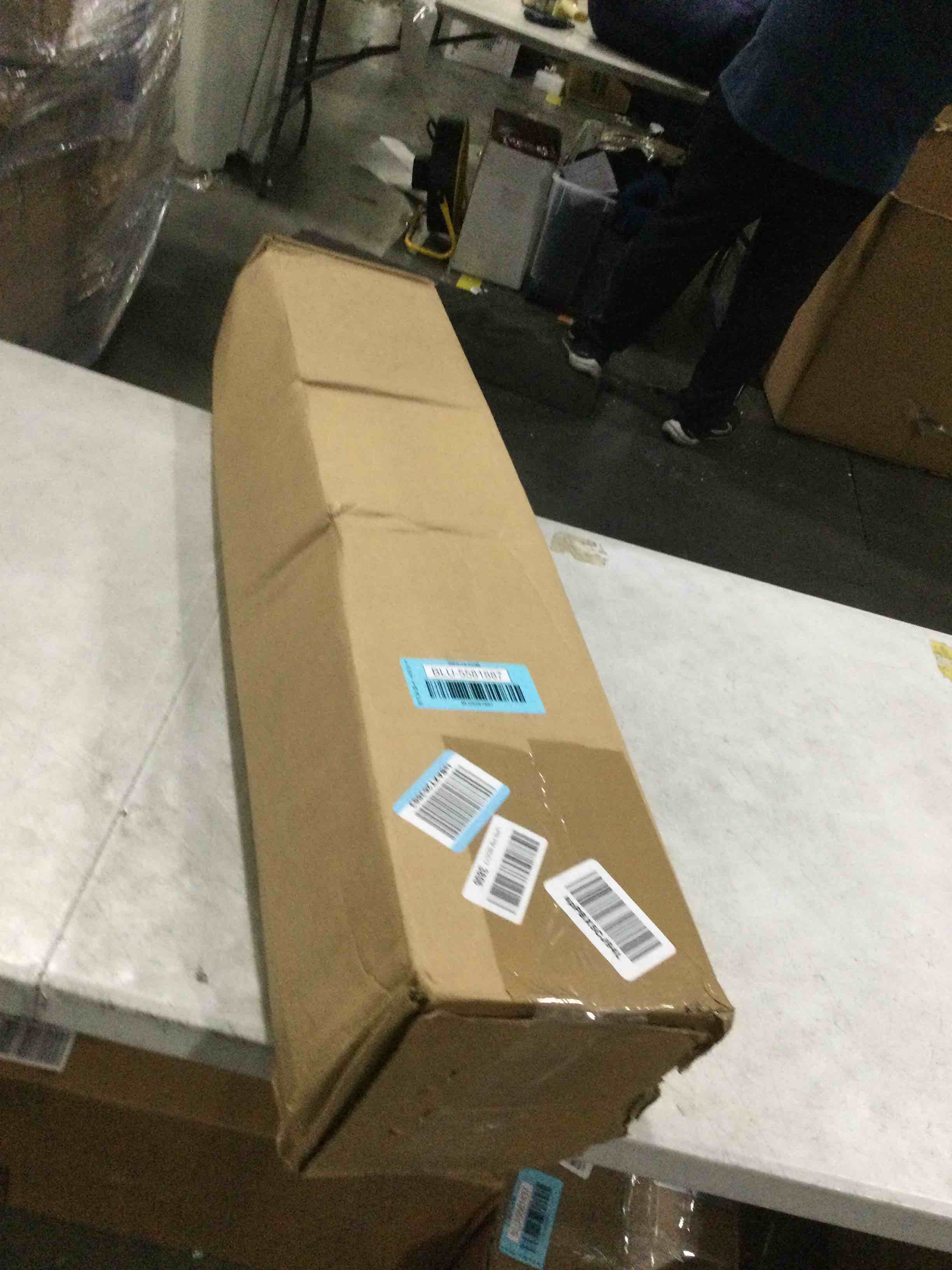 https://s3.amazonaws.com/lotting-images-prod/bidfta/BLU5581887_1728921377195.jpeg