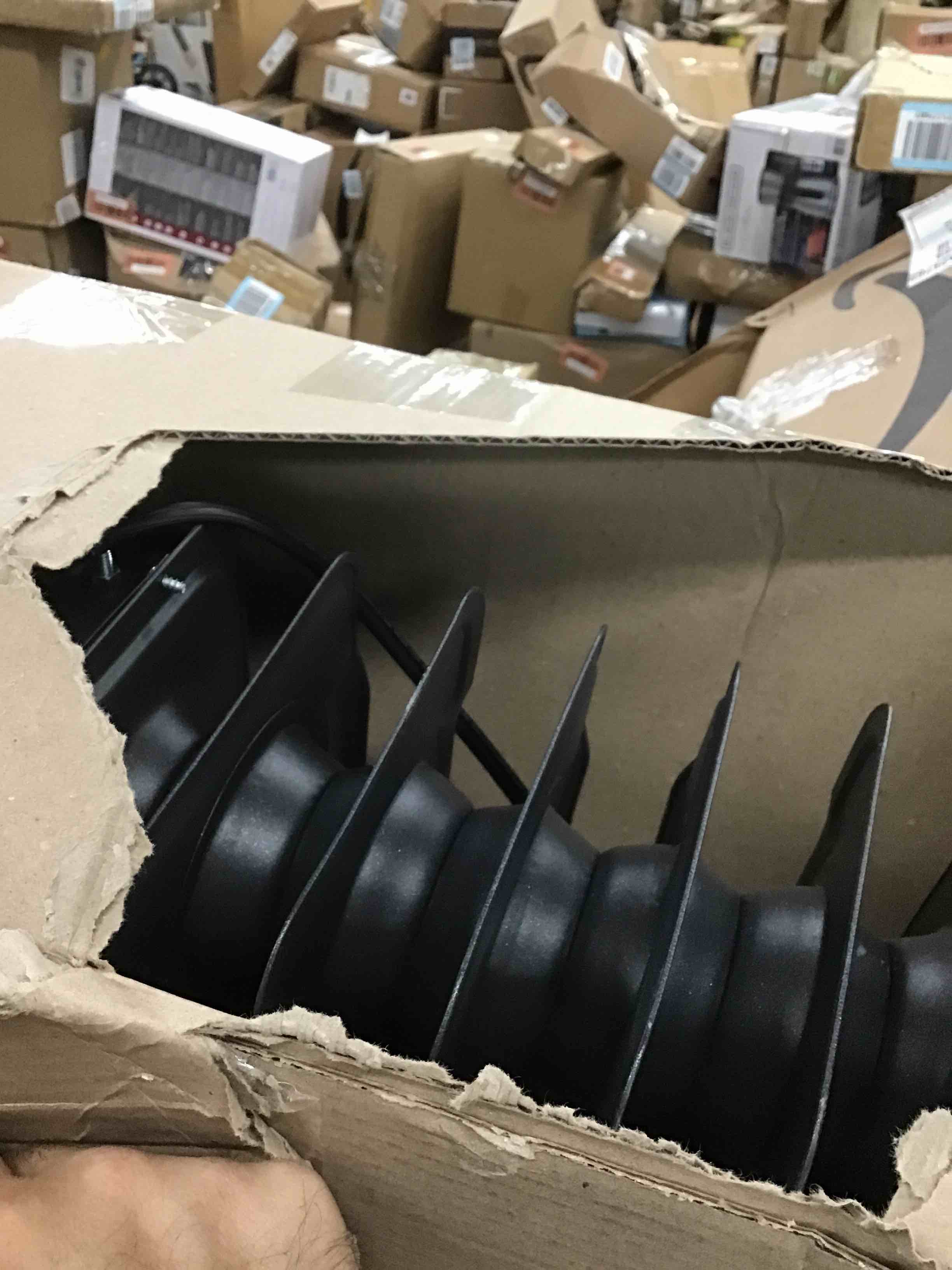 https://s3.amazonaws.com/lotting-images-prod/bidfta/BLU5588702_1707494713094.jpeg