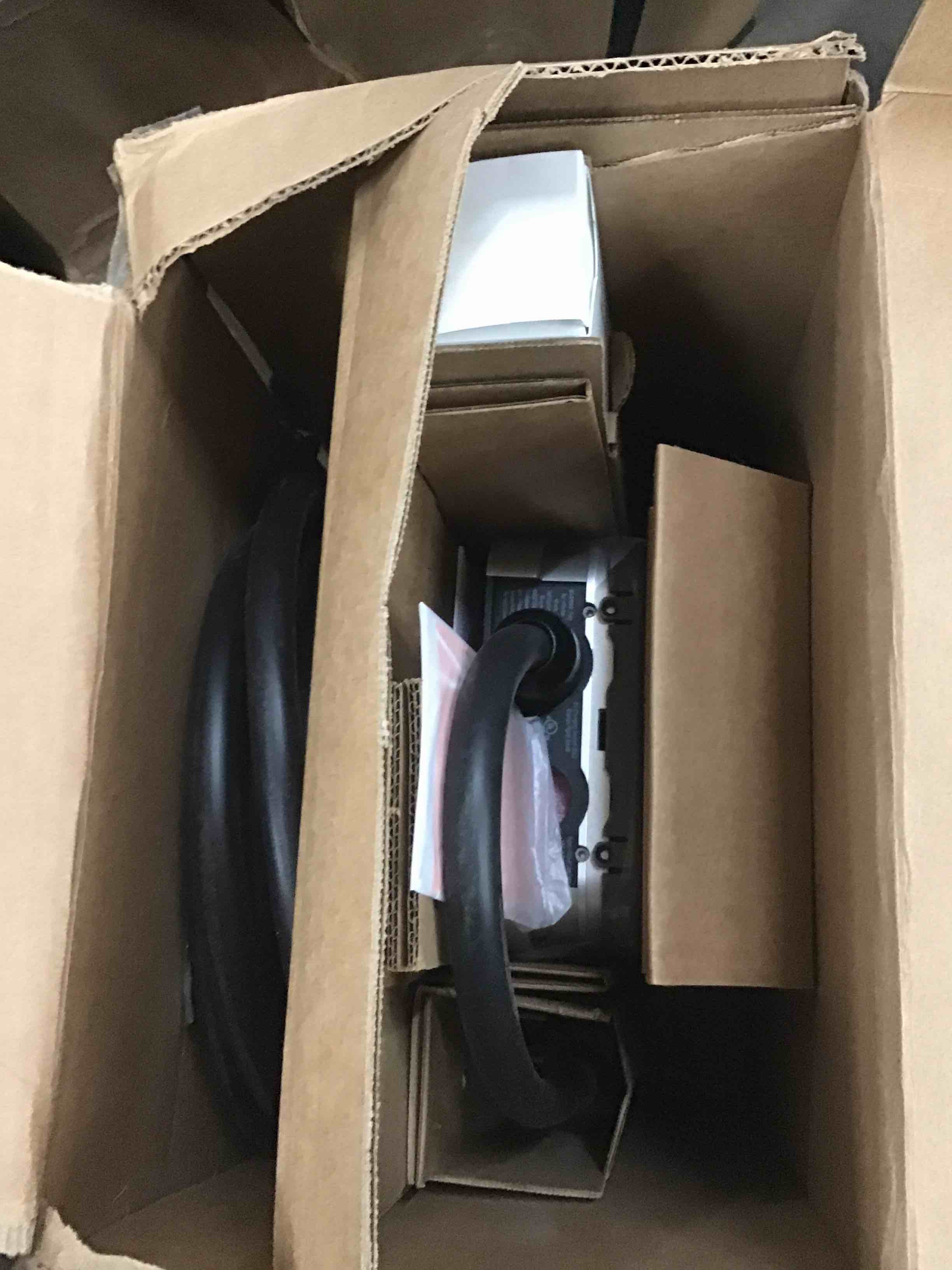 https://s3.amazonaws.com/lotting-images-prod/bidfta/BLU5589090_1708351855834.jpeg
