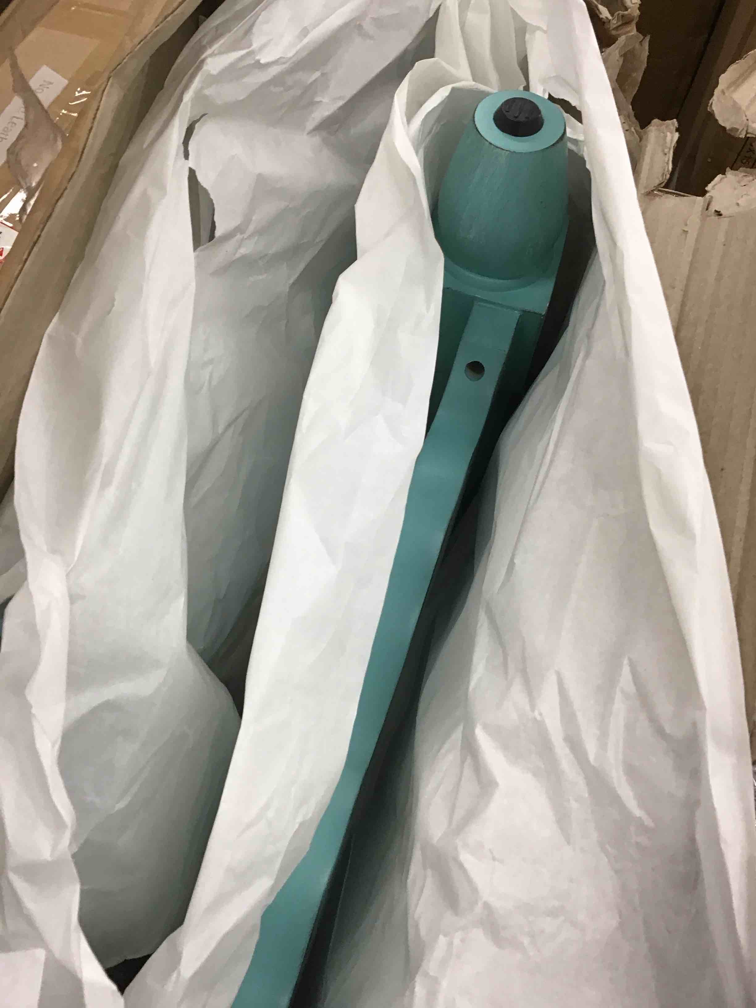 https://s3.amazonaws.com/lotting-images-prod/bidfta/BLU5592252_1712165427598.jpeg