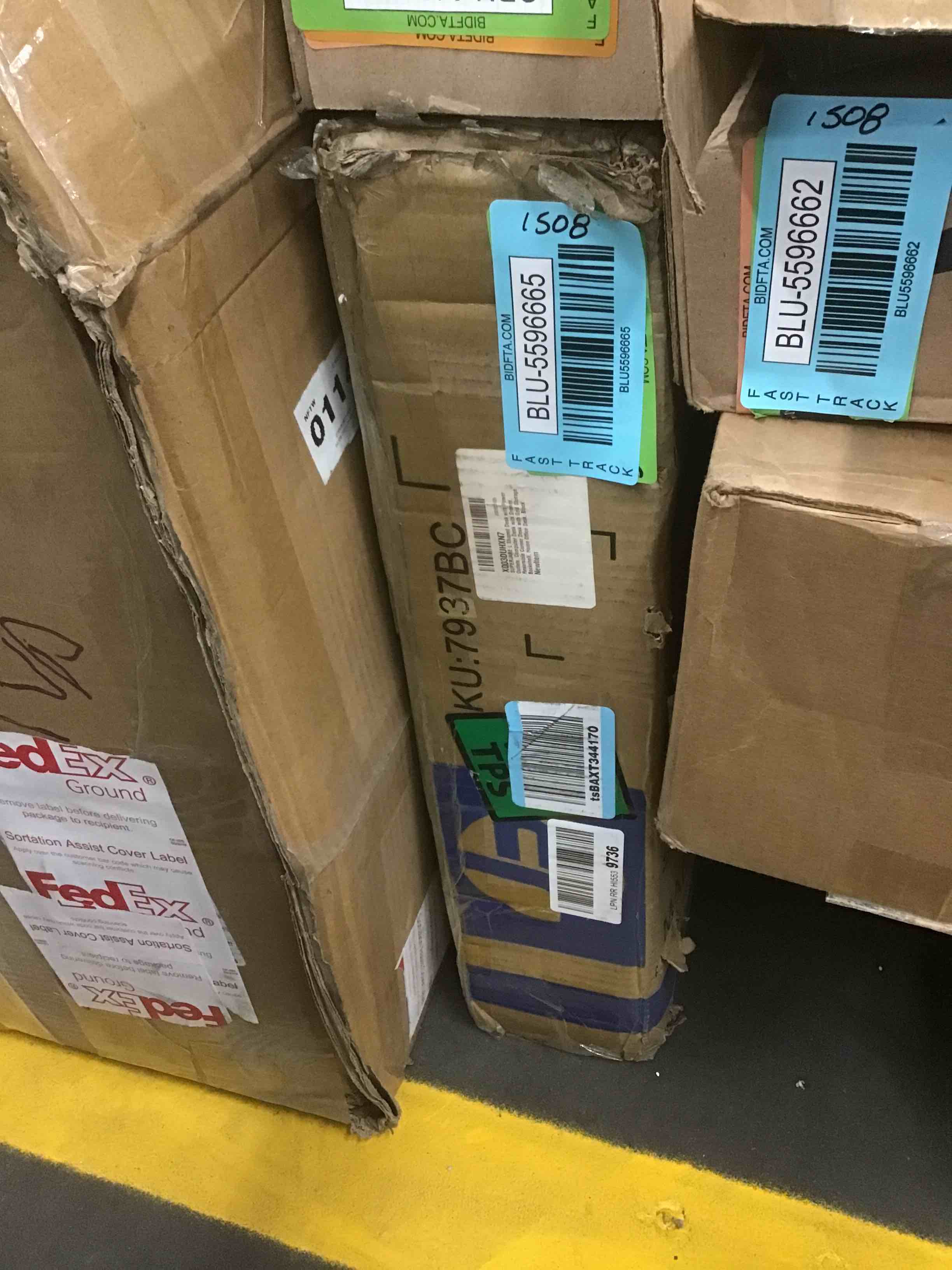 https://s3.amazonaws.com/lotting-images-prod/bidfta/BLU5596665_1710335003382.jpeg