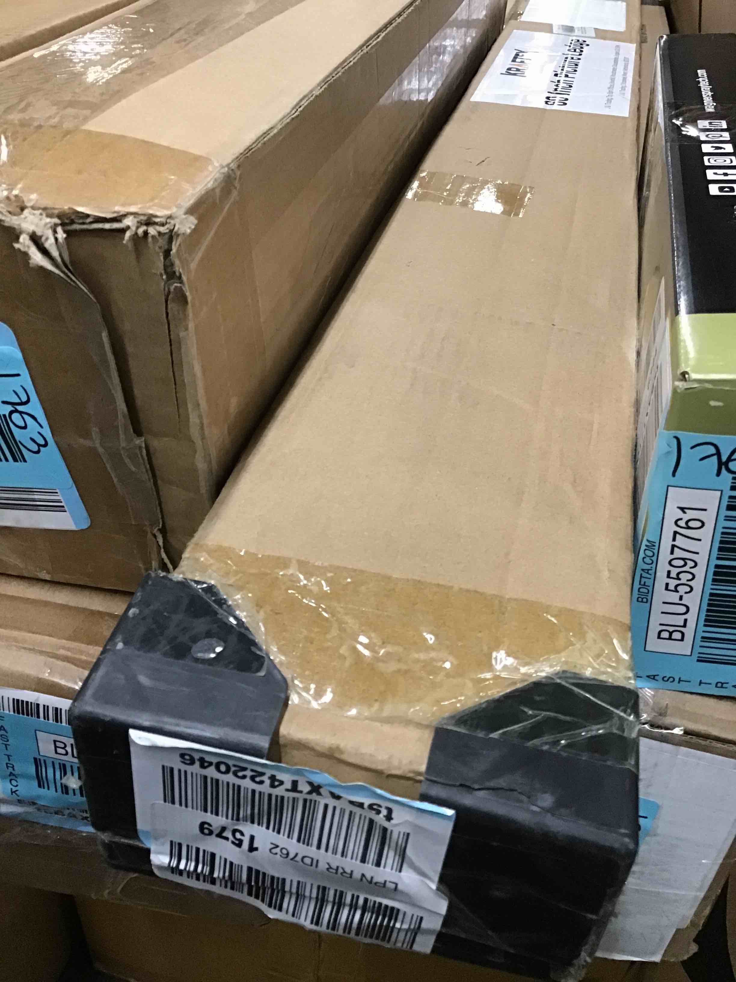 https://s3.amazonaws.com/lotting-images-prod/bidfta/BLU5597766_1711562009353.jpeg