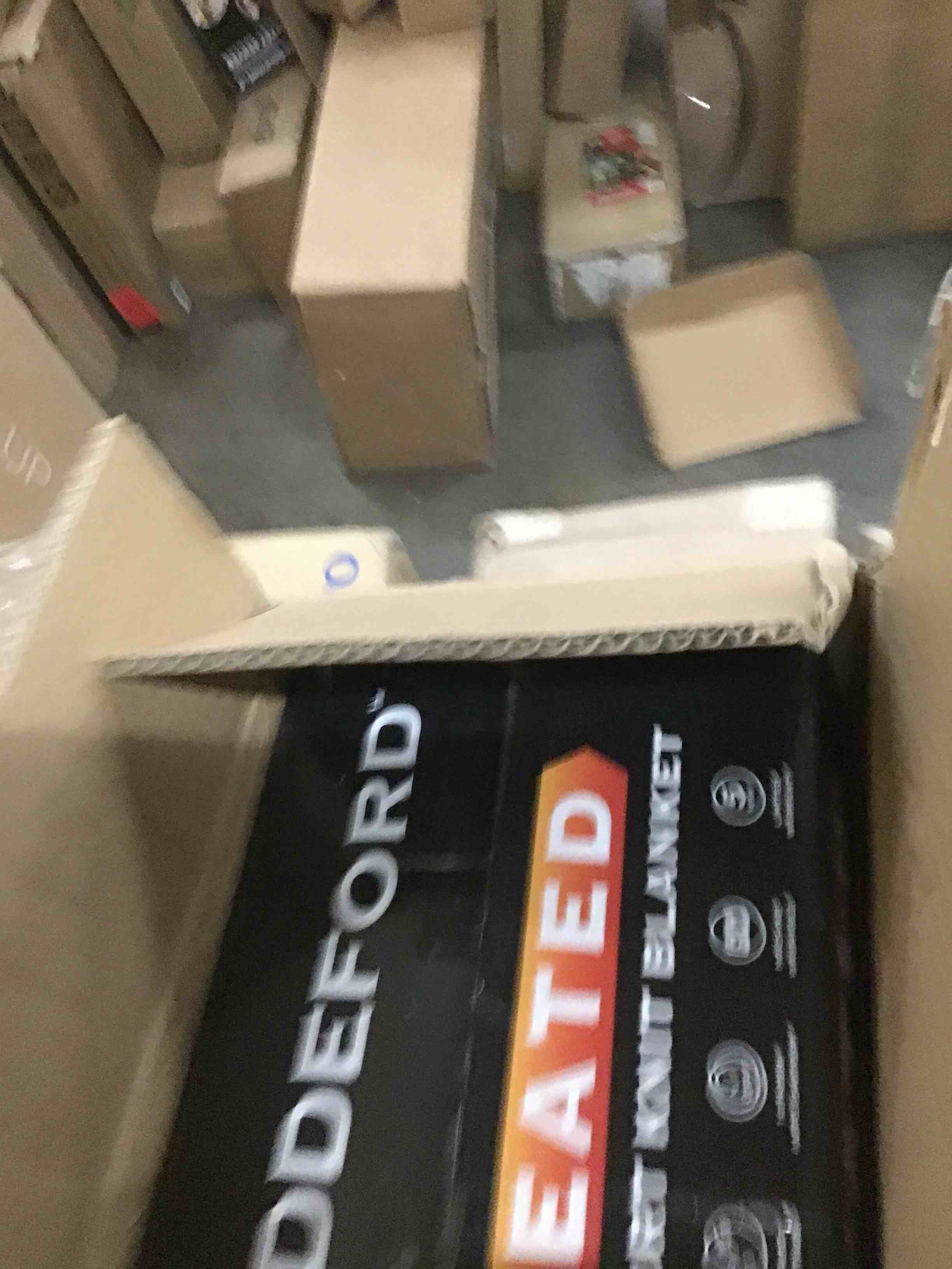 https://s3.amazonaws.com/lotting-images-prod/bidfta/BLU5598633_1703168311650.jpeg