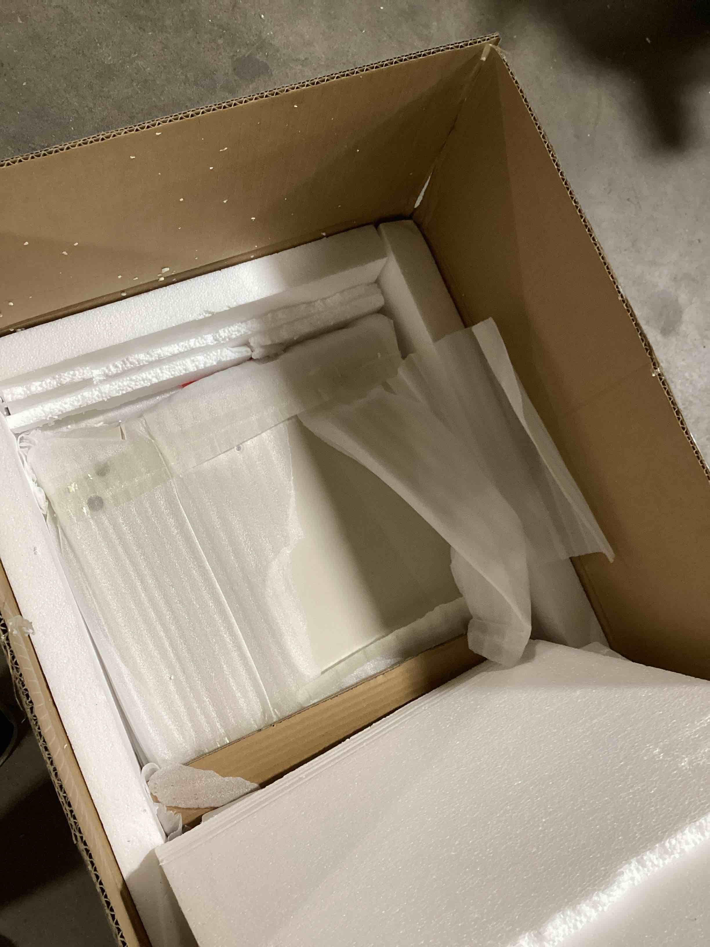 https://s3.amazonaws.com/lotting-images-prod/bidfta/BLU5603194_1700239708298.jpeg