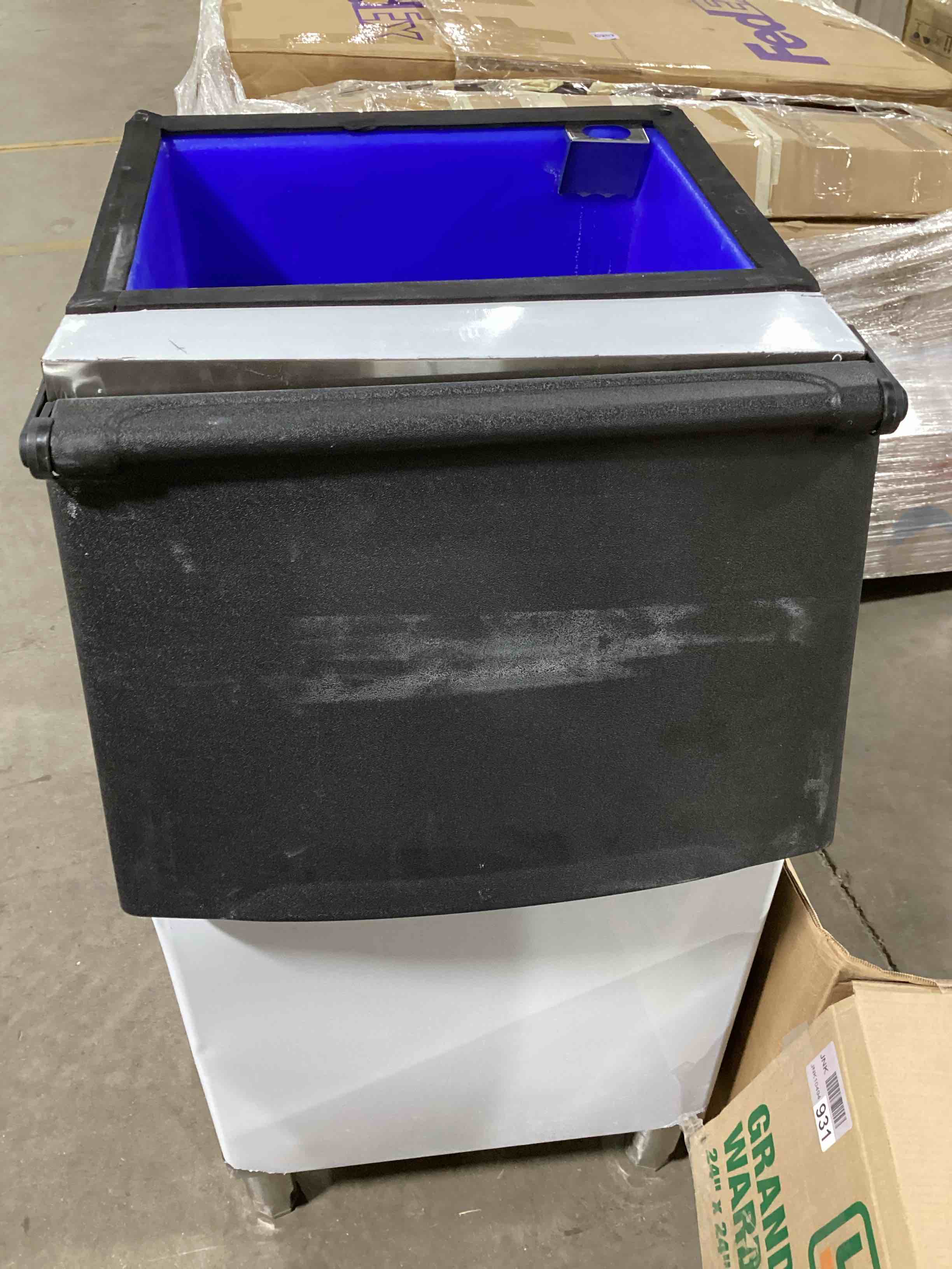 Prodigy Plus® Flake Ice Machine w/ Bin - 536 lb Storage, Air Cooled, 115v (similar to stock )(incomplete,Missing top)