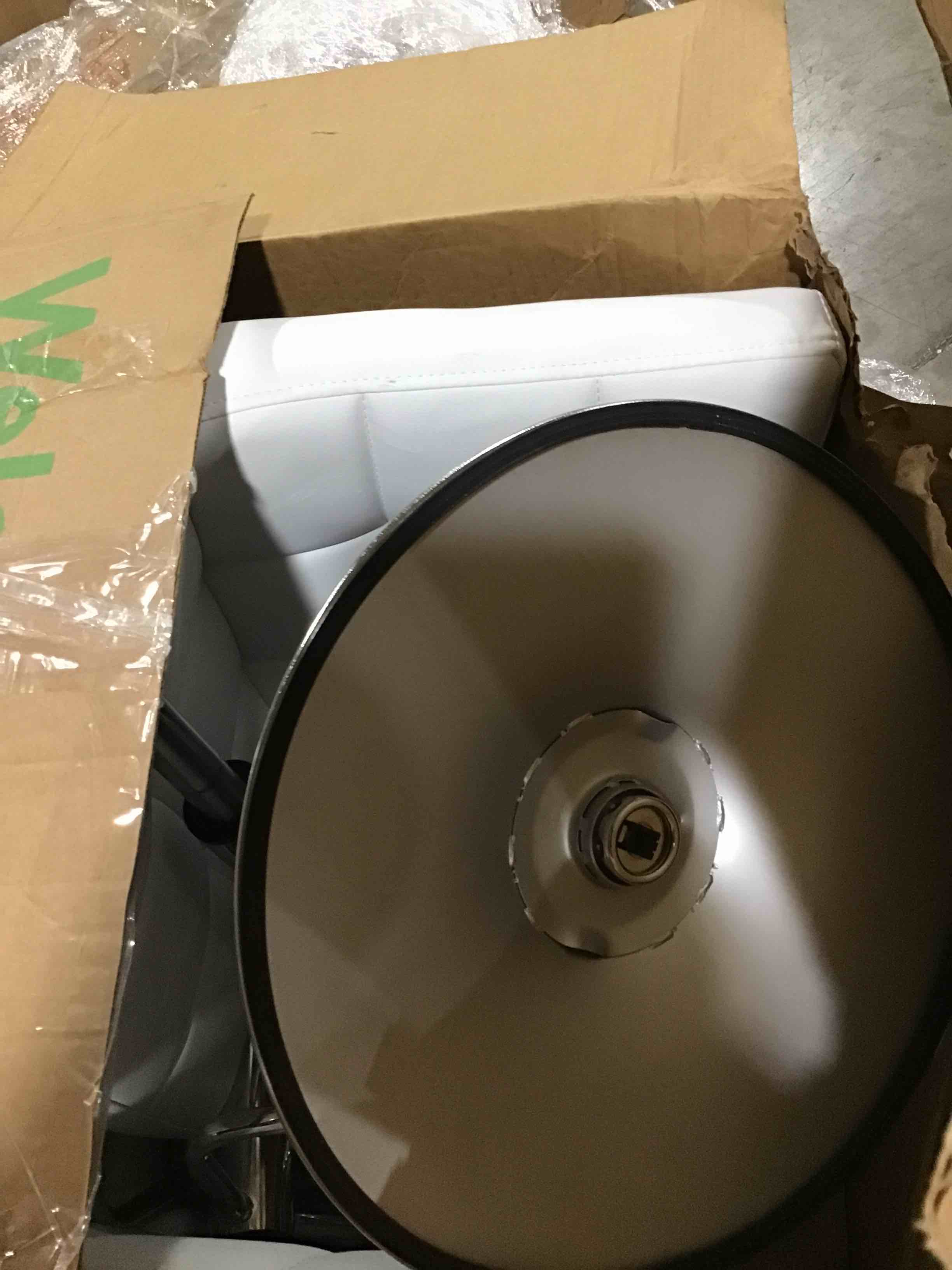 https://s3.amazonaws.com/lotting-images-prod/bidfta/BLU5604465_1700574954783.jpeg