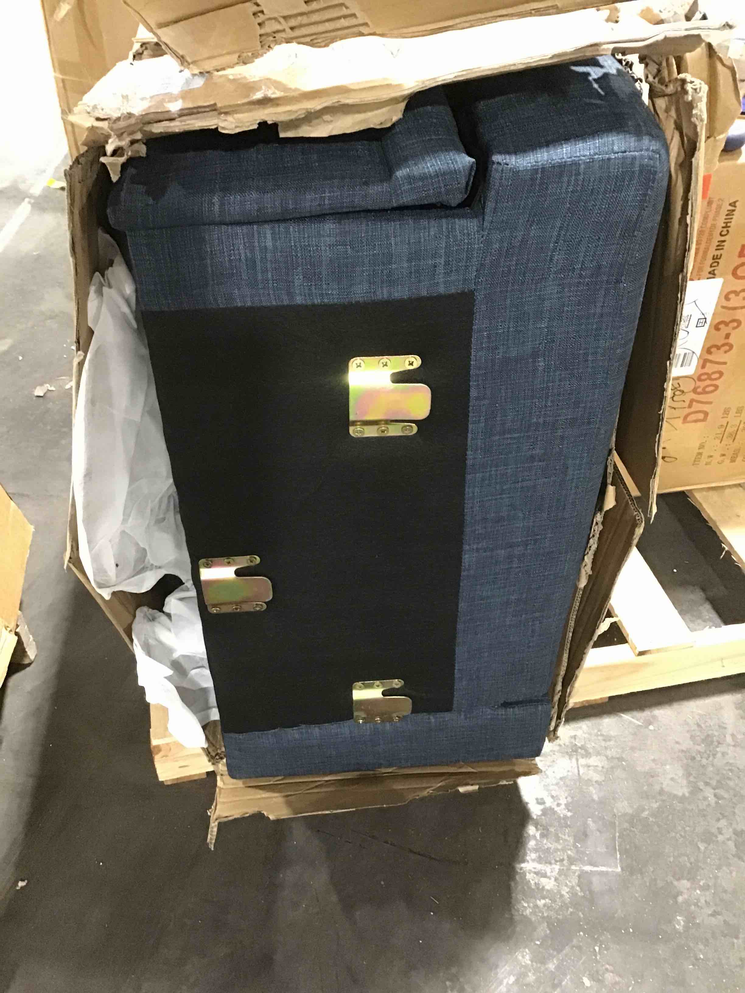 https://s3.amazonaws.com/lotting-images-prod/bidfta/BLU5605960_1700591887645.jpeg
