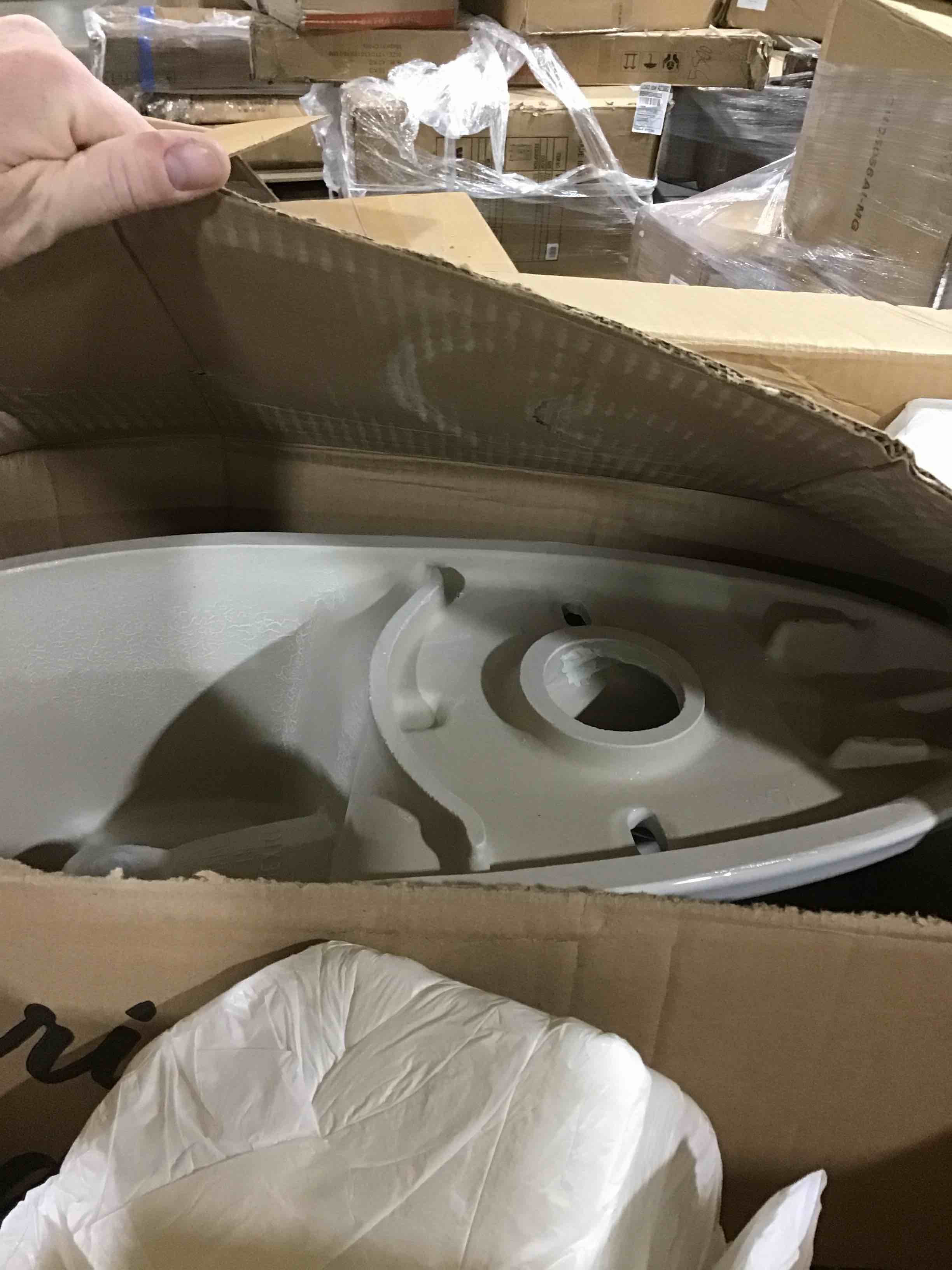 https://s3.amazonaws.com/lotting-images-prod/bidfta/BLU5607523_1700486582235.jpeg