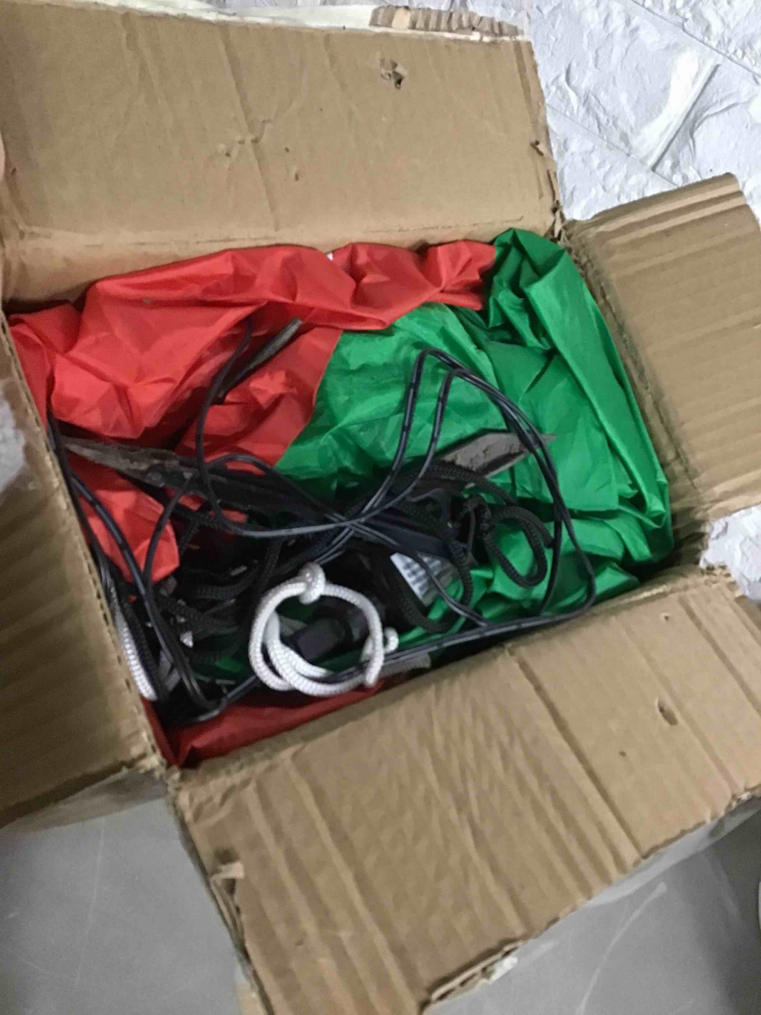https://s3.amazonaws.com/lotting-images-prod/bidfta/BLU5611658_1702404089971.jpeg