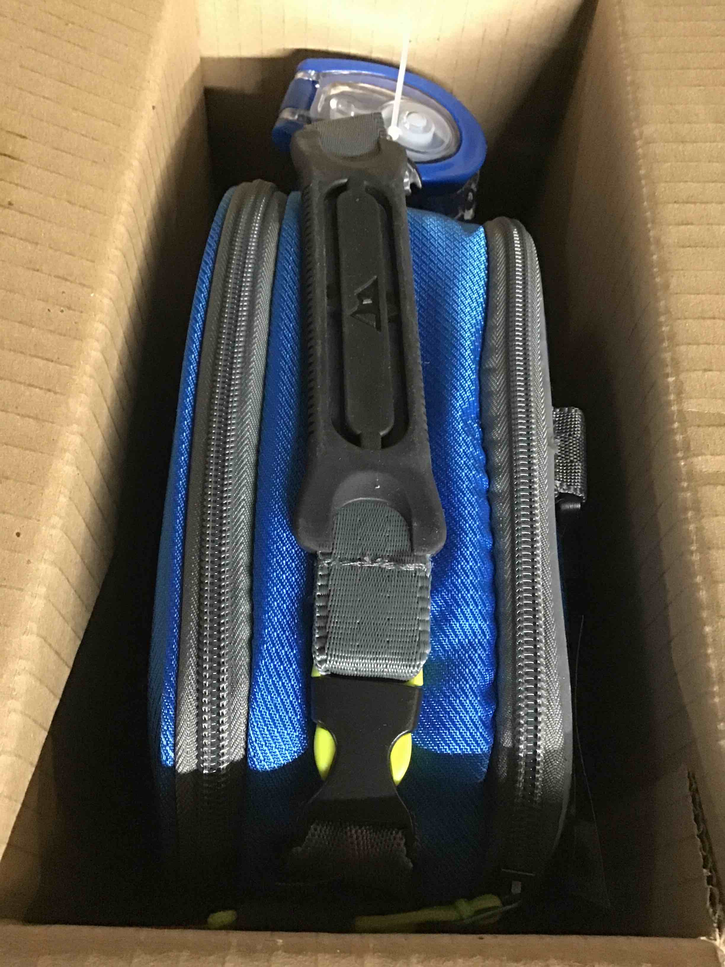 https://s3.amazonaws.com/lotting-images-prod/bidfta/BLU5614728_1697813591227.jpeg