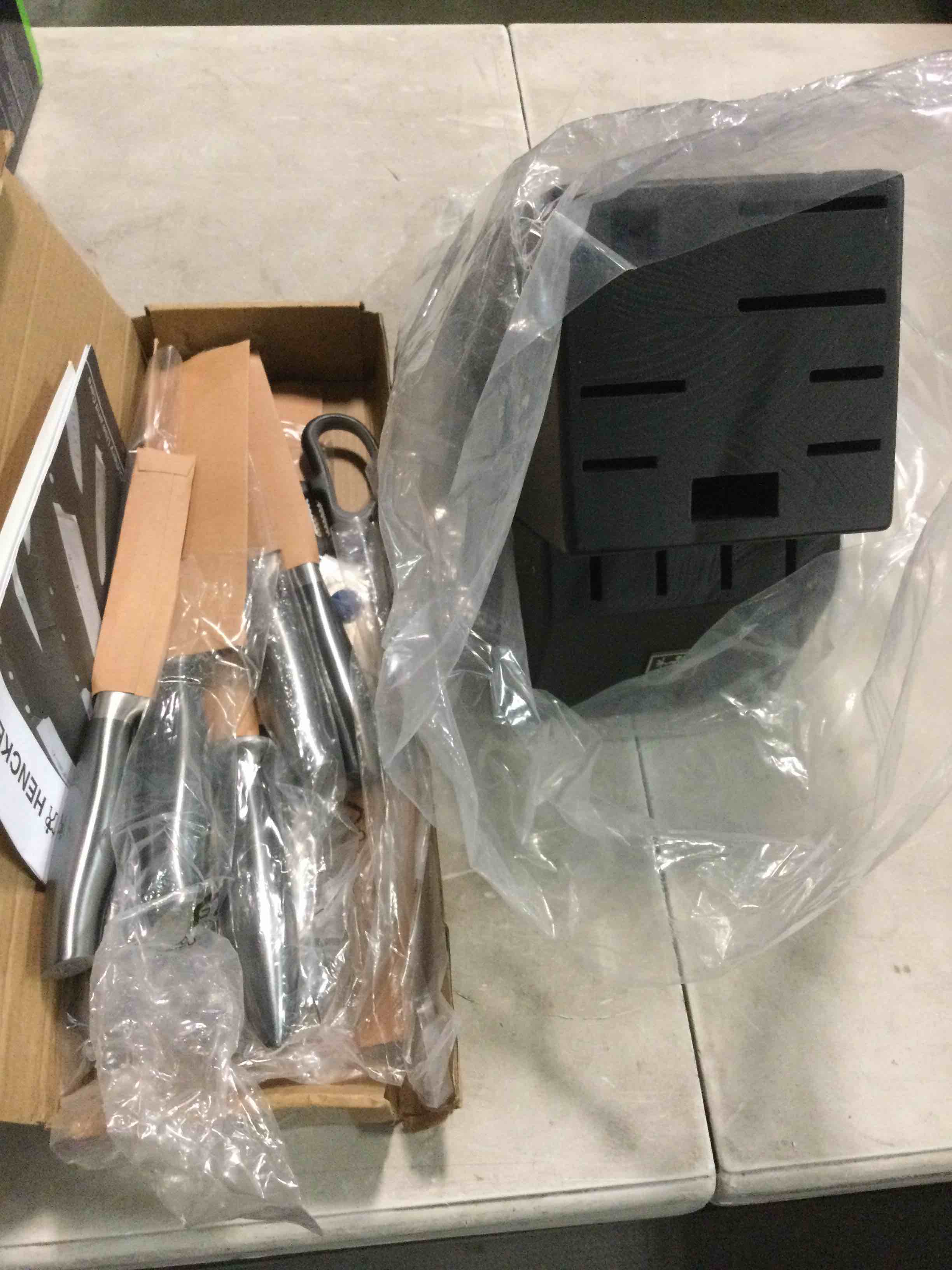 https://s3.amazonaws.com/lotting-images-prod/bidfta/BLU5622893_1696504917684.jpeg