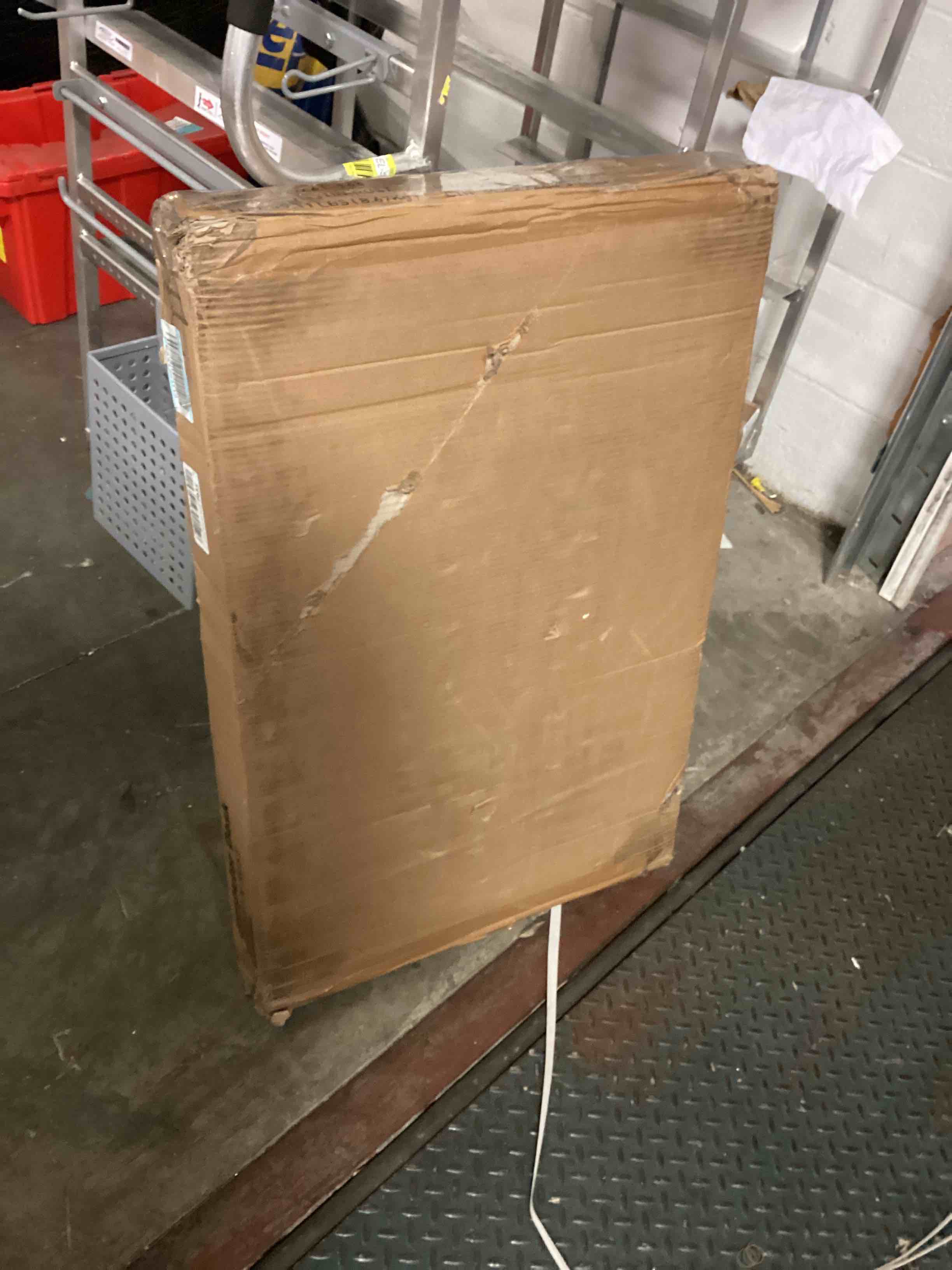 https://s3.amazonaws.com/lotting-images-prod/bidfta/BLU5628624_1700055749838.jpeg