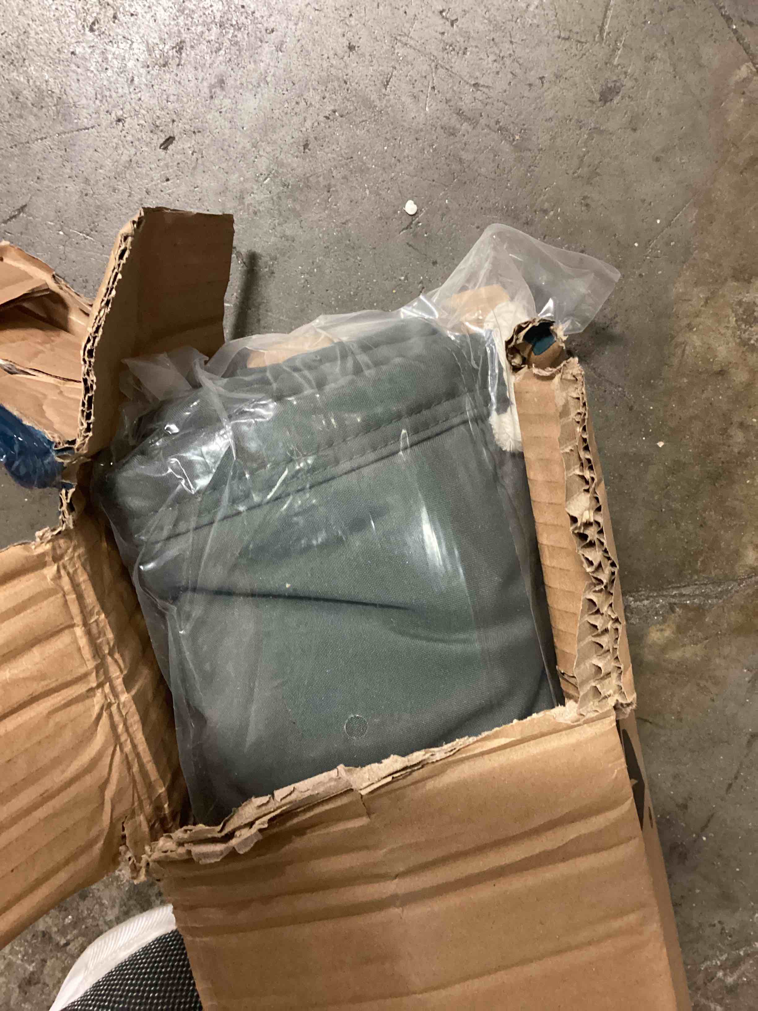 https://s3.amazonaws.com/lotting-images-prod/bidfta/BLU5628650_1700060763771.jpeg