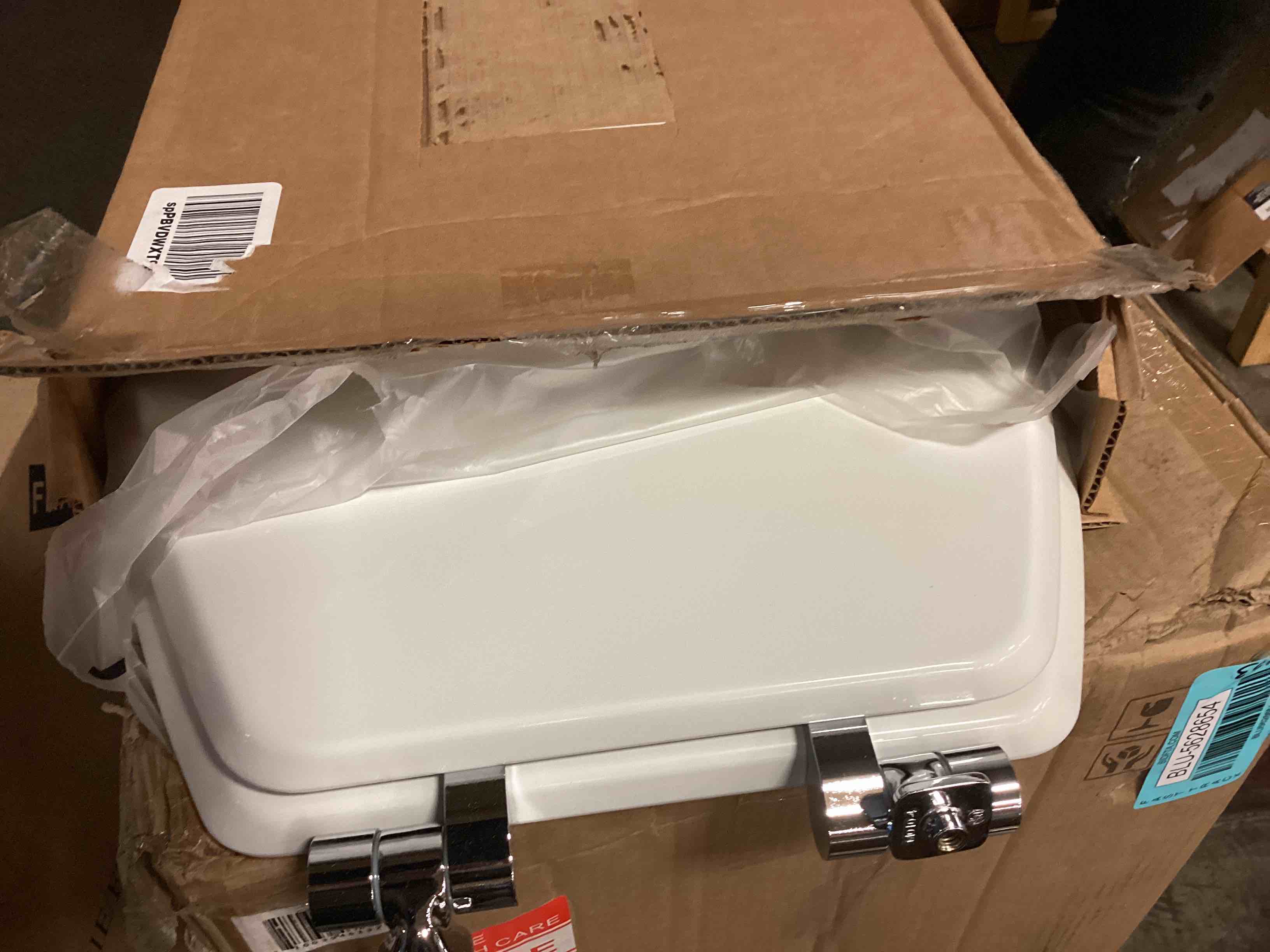 https://s3.amazonaws.com/lotting-images-prod/bidfta/BLU5628659_1700064998166.jpeg