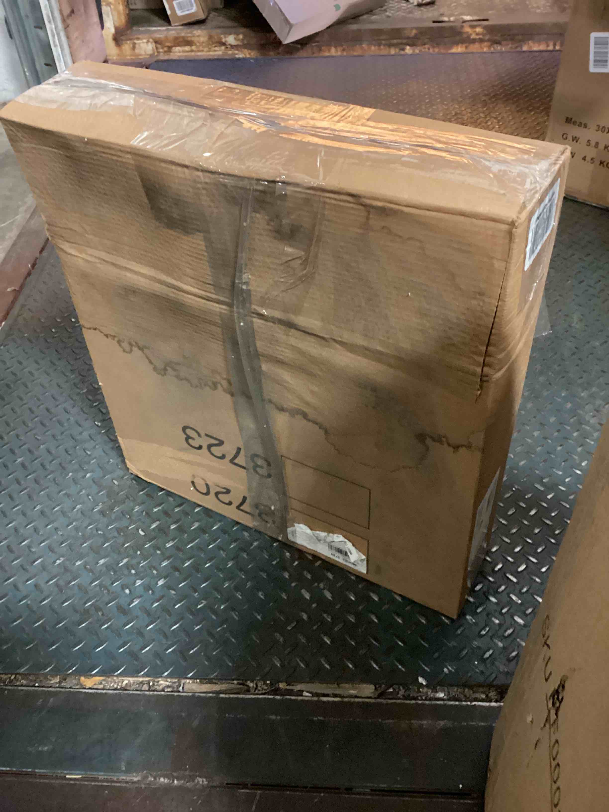 https://s3.amazonaws.com/lotting-images-prod/bidfta/BLU5628690_1700071260689.jpeg