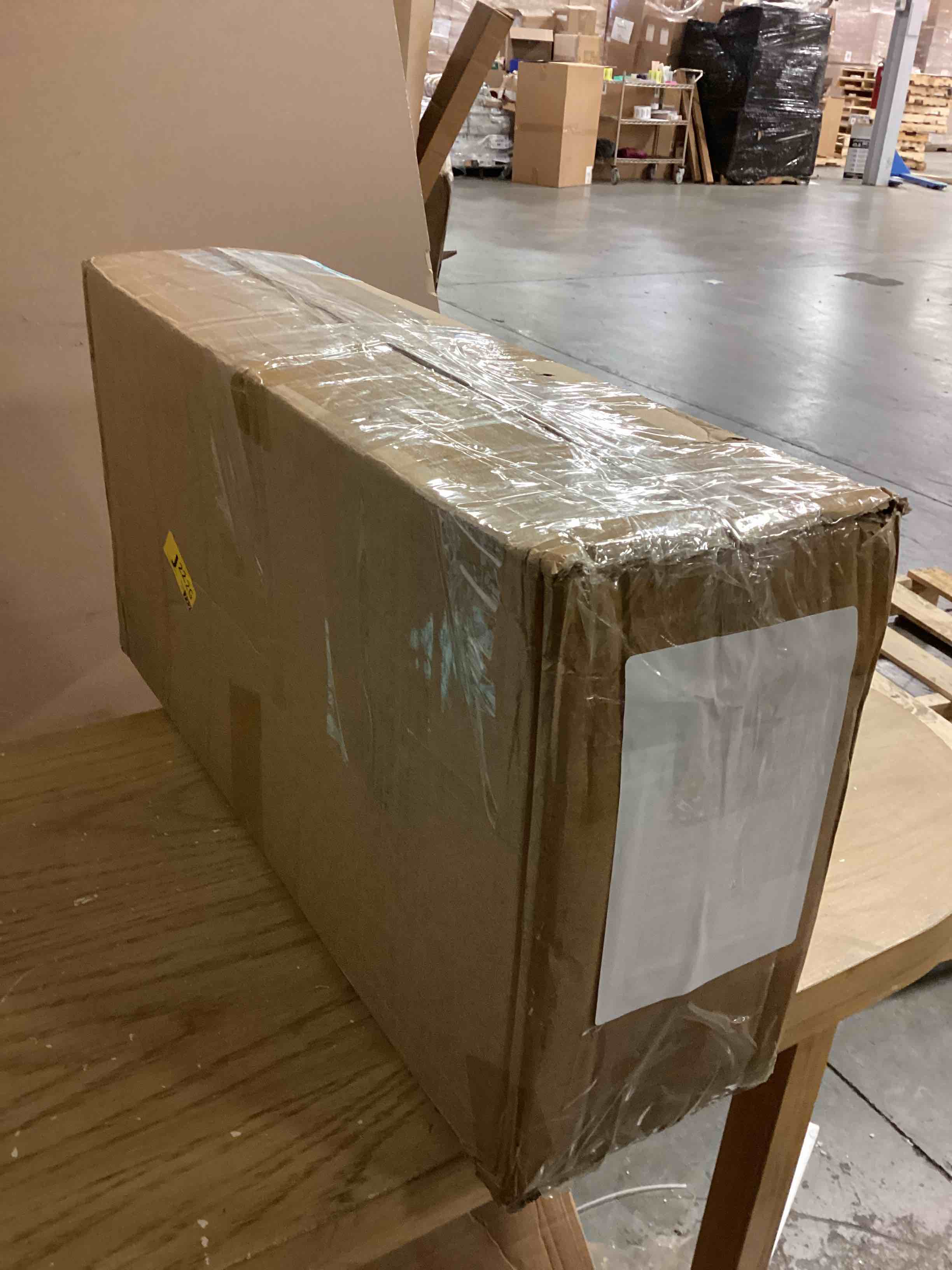 https://s3.amazonaws.com/lotting-images-prod/bidfta/BLU5628832_1700227463180.jpeg
